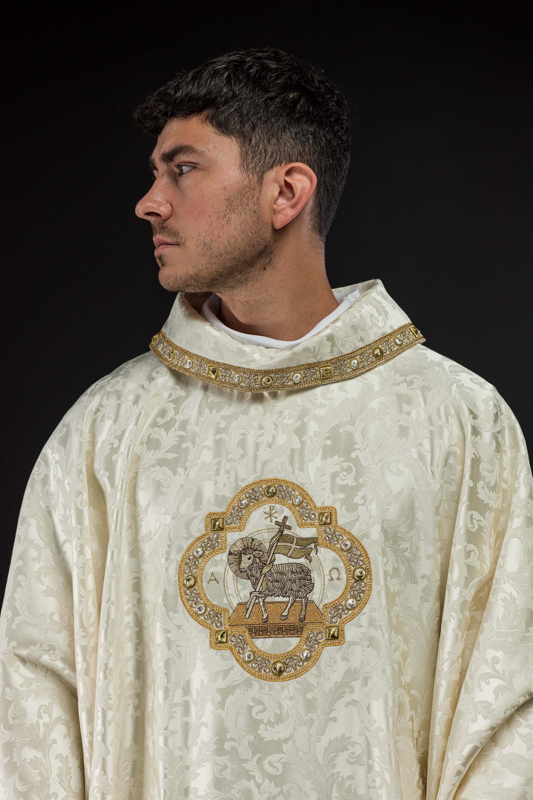 Casula ricamata agnello pasquale su tessuto decorativo