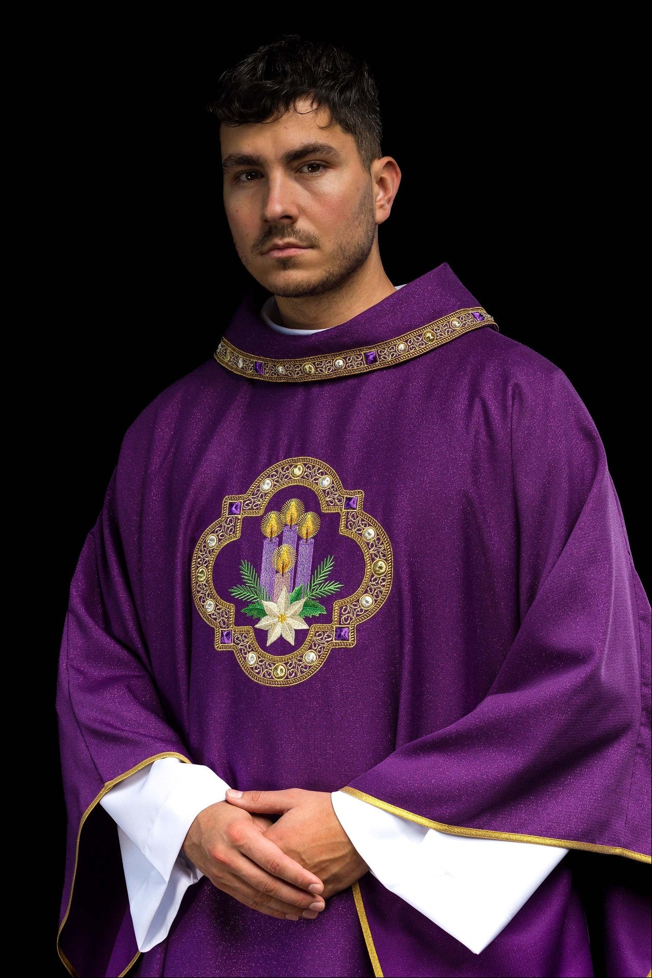 Casula ricamata per l’Avvento, realizzata in tessuto lucente