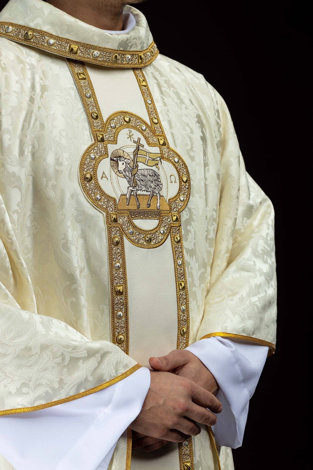 Casula con cingolo e ricamo dell’Agnello pasquale su tessuto jacquard