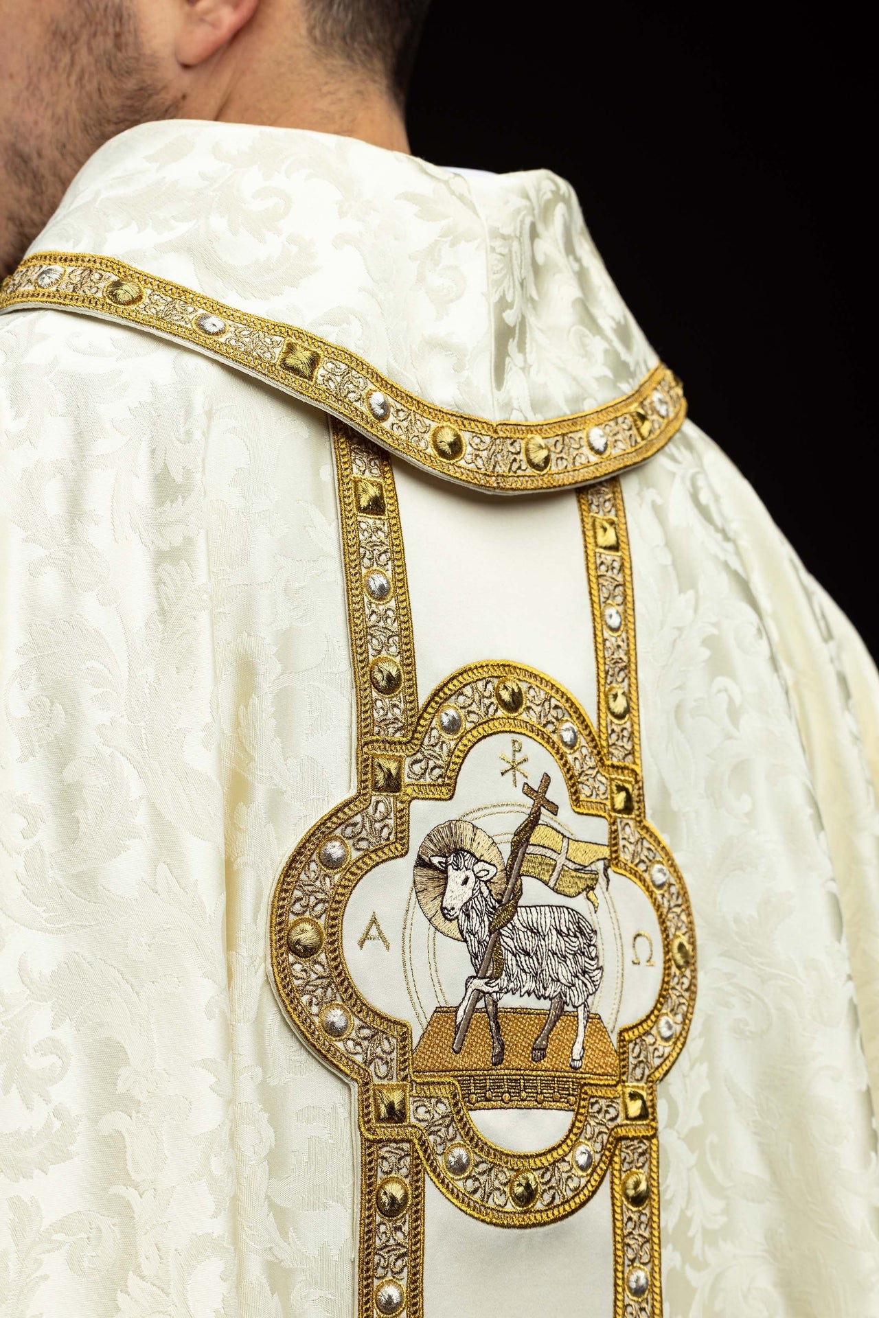Casula con cingolo e ricamo dell’Agnello pasquale su tessuto jacquard