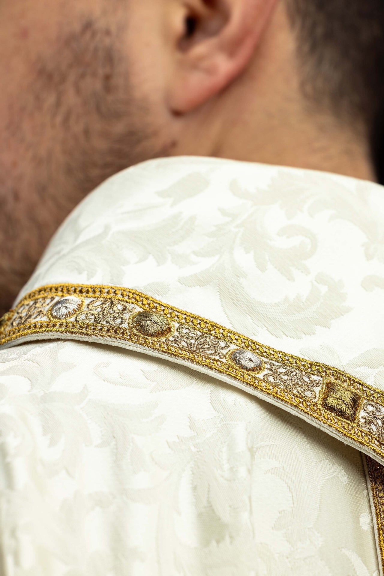 Casula con cingolo e ricamo dell’Agnello pasquale su tessuto jacquard