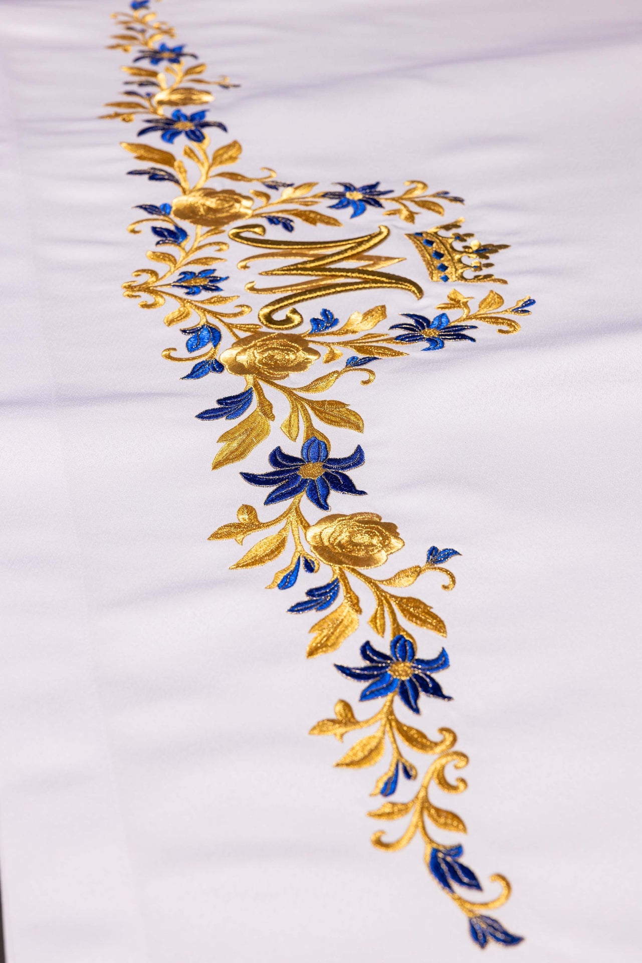 Tovaglia d’altare con simbolo mariano ricamato