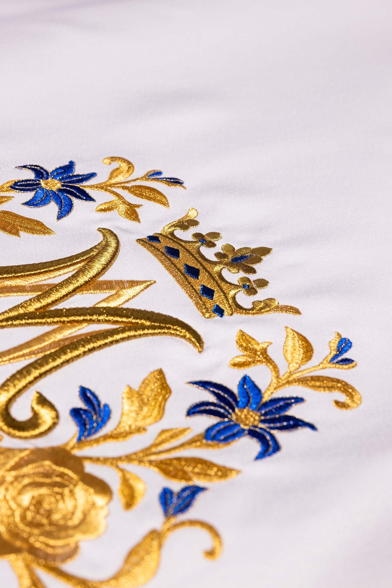 Tovaglia d’altare con simbolo mariano ricamato