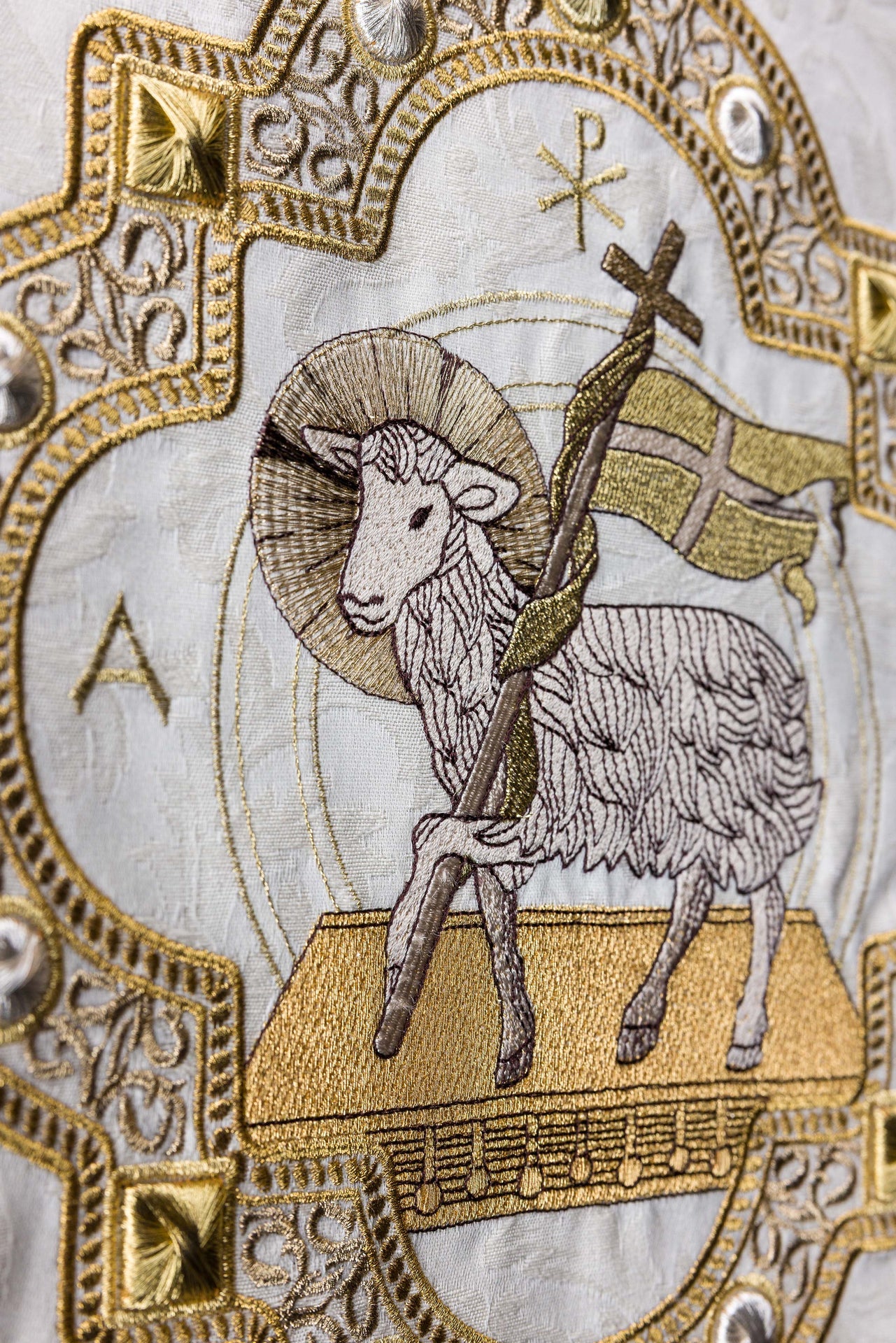 Tovaglia per ambone con ricamo dell’Agnello in tessuto jacquard color écru