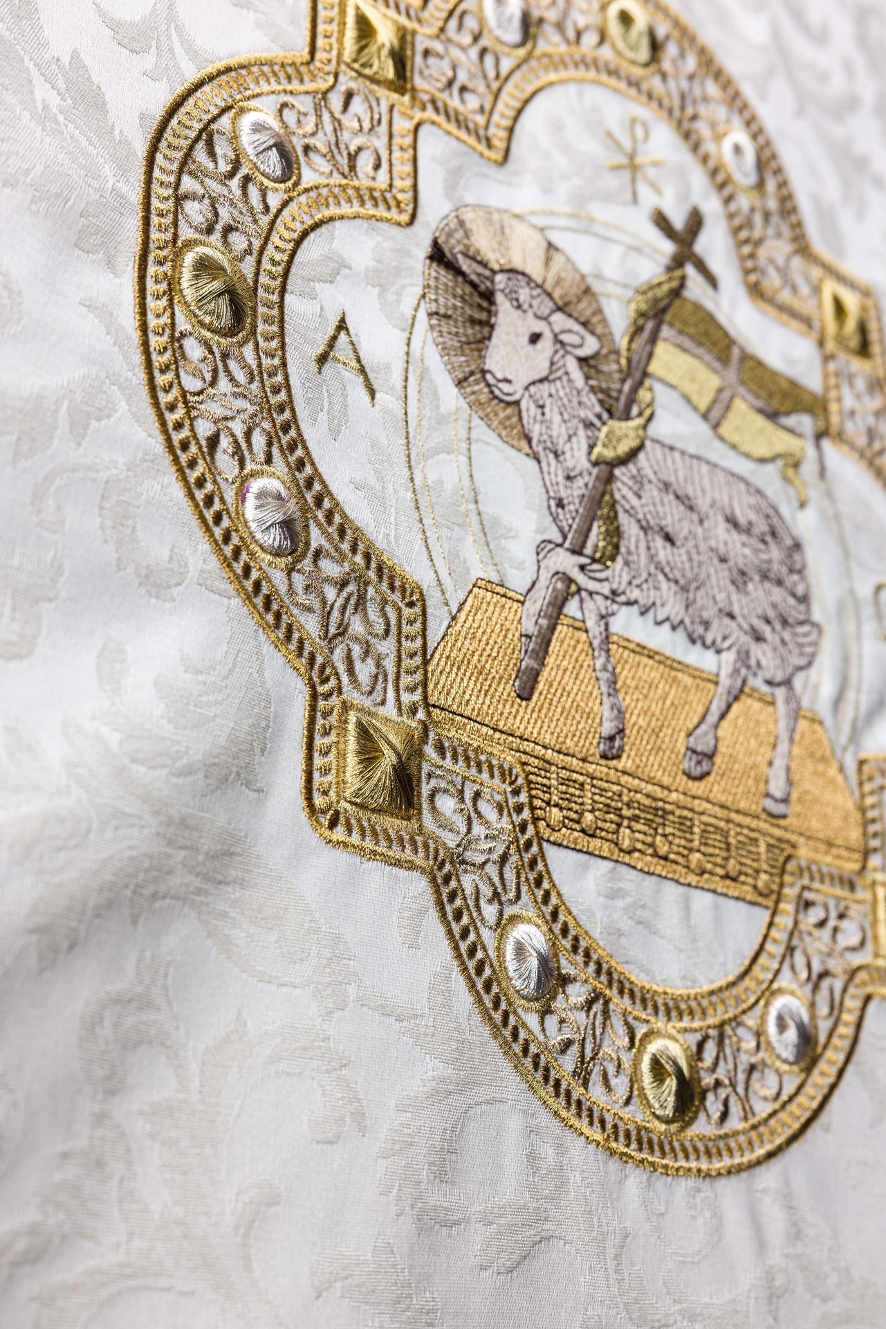 Tovaglia per ambone con ricamo dell’Agnello in tessuto jacquard color écru