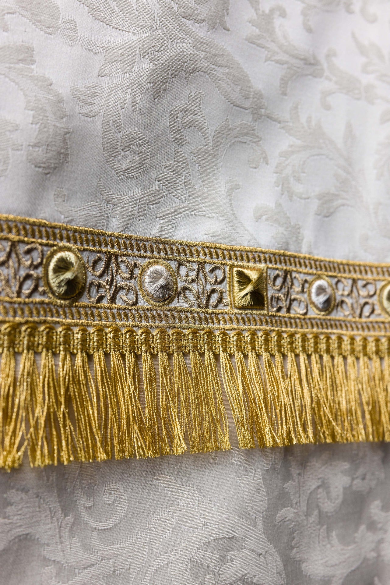 Tovaglia per ambone con ricamo dell’Agnello in tessuto jacquard color écru