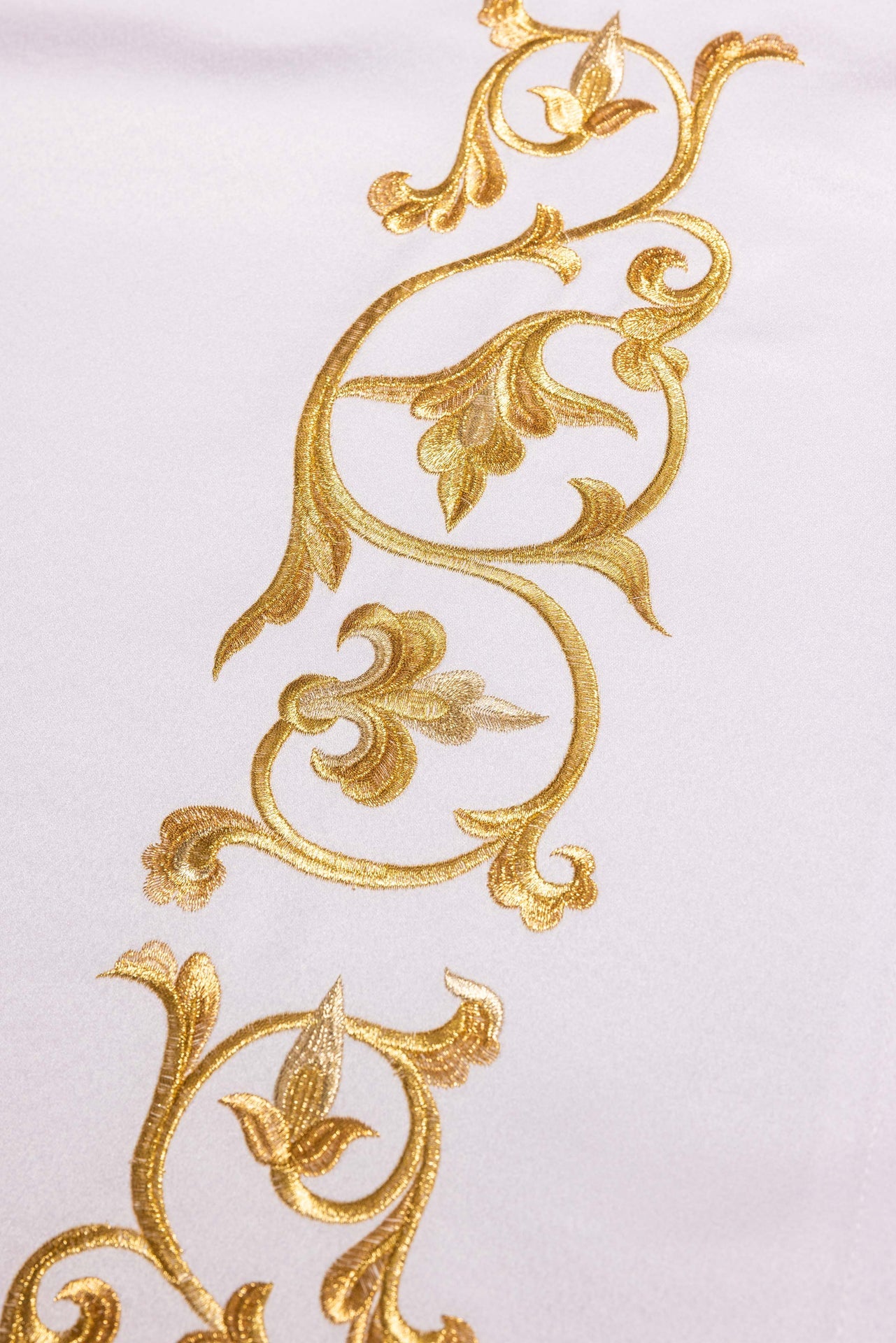 Tovaglia d’altare con simbolo IHS ricamato