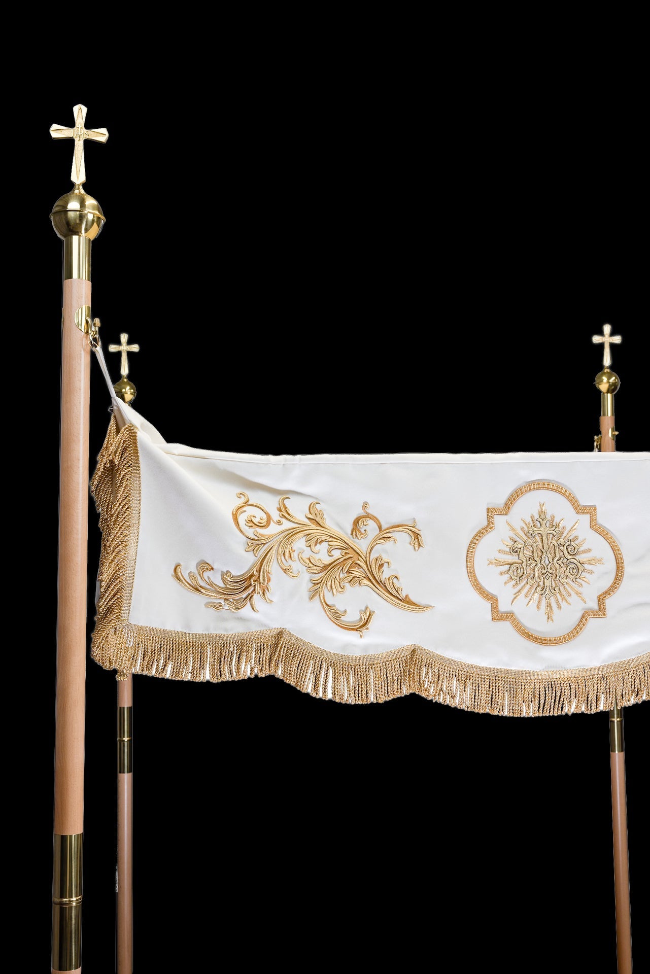 Bok baldachimu liturgicznego ecru ze złotym haftem IHS i frędzlami