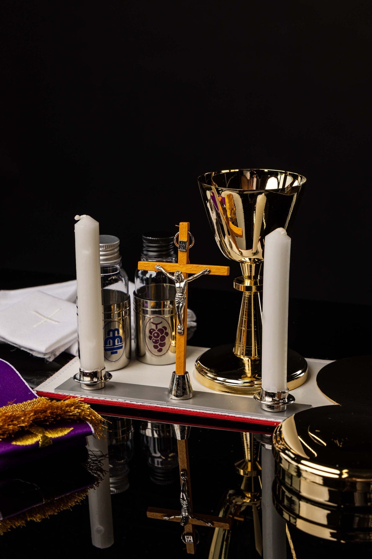 Valigetta missionaria a tracolla con dotazione liturgica