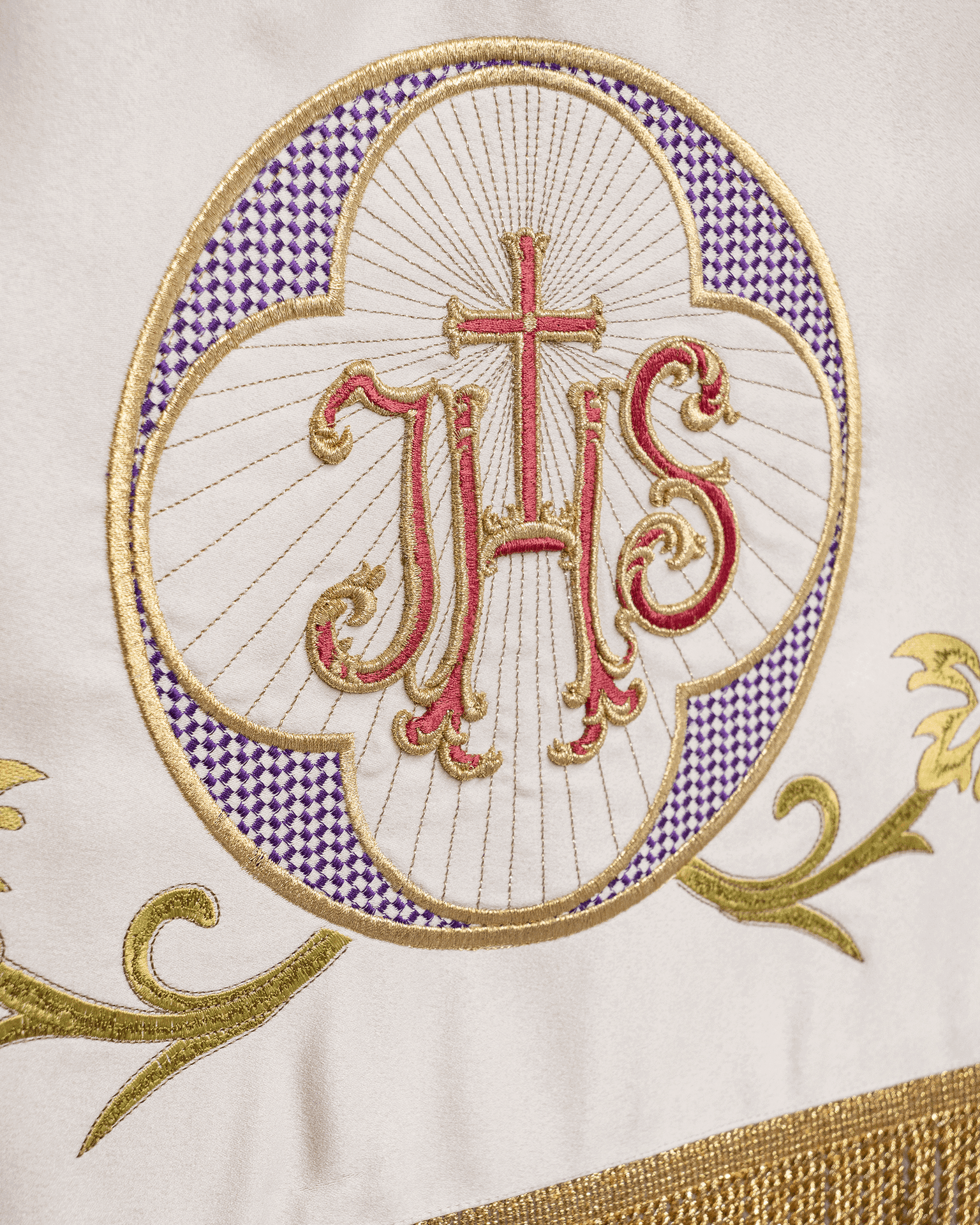 Haftowany monogram IHS na baldachimie kościelnym z Barankiem Bożym