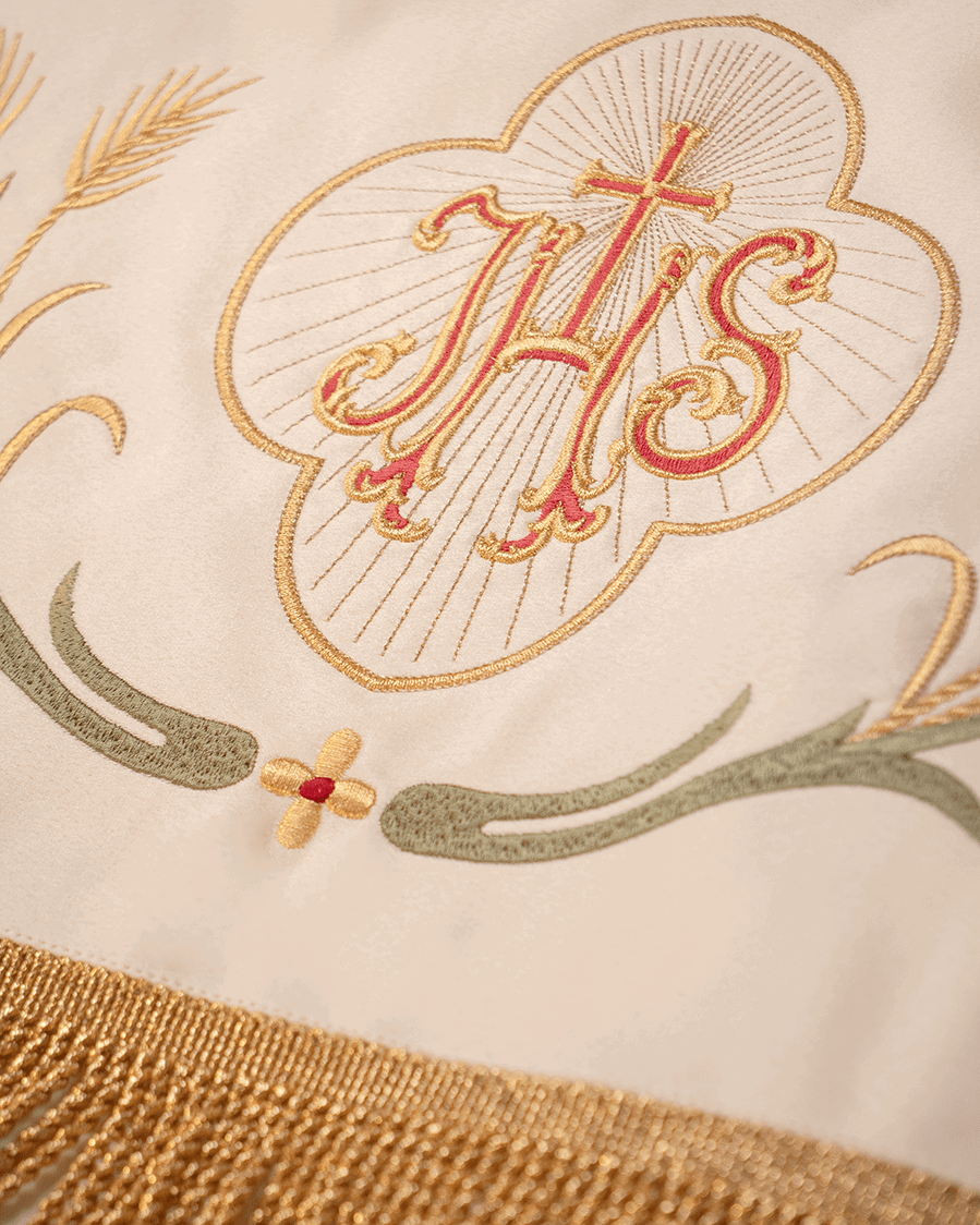 Haftowany monogram IHS na baldachimie kościelnym z różami