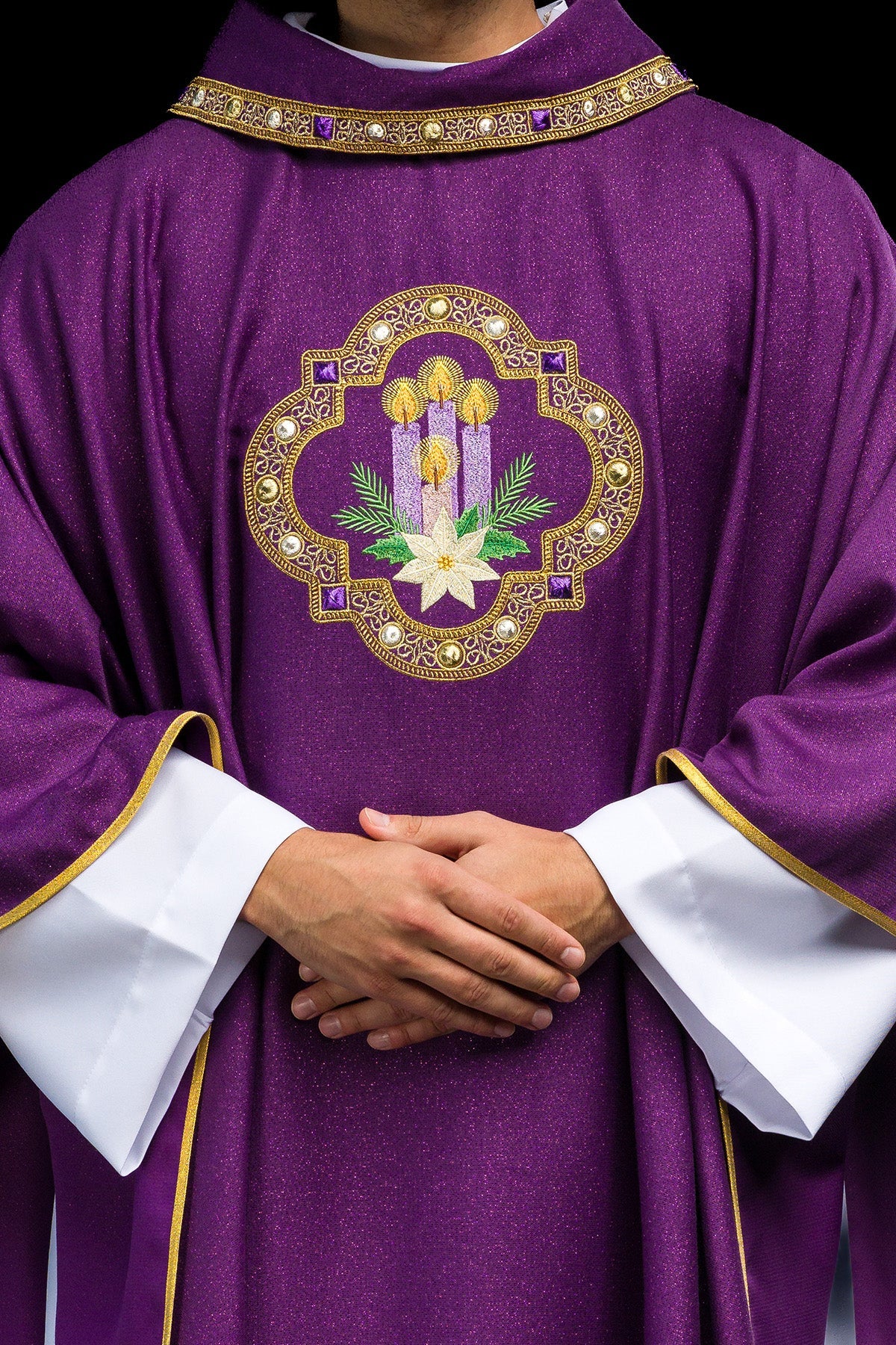 Casula ricamata per l’Avvento, realizzata in tessuto lucente