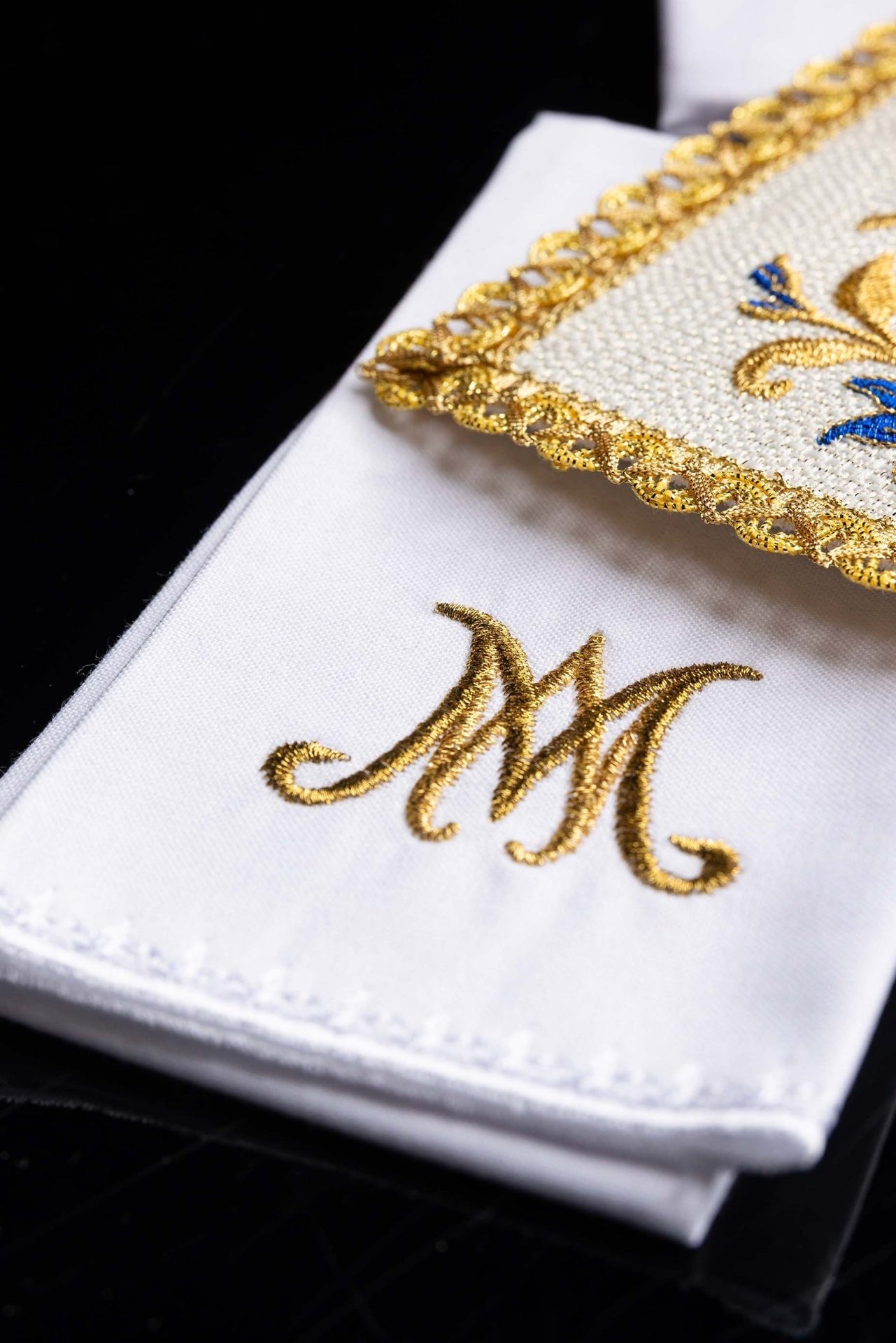 Bielizna kielichowa haftowana z symbolem Maryjnym