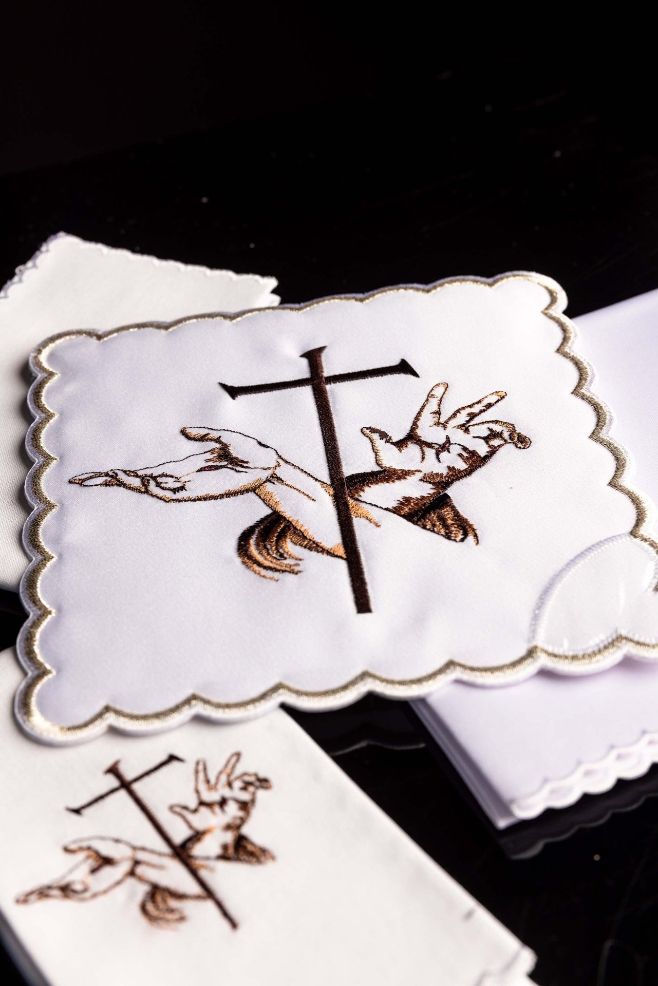 Bielizna kielichowa z franciszkańskim symbolem