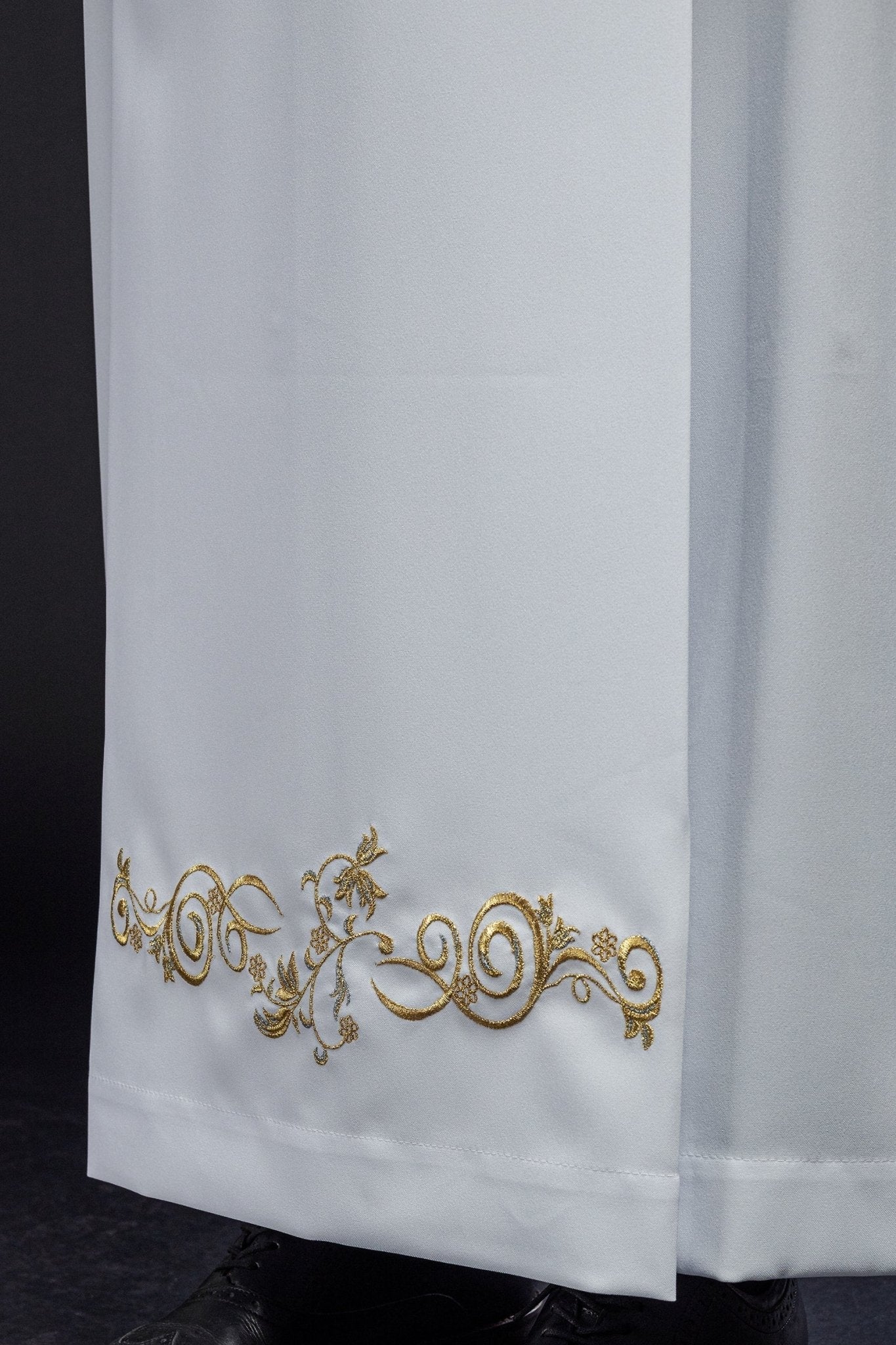 Camice clericale liscio con collo alto bianco, ricami decorativi KAB/003/04/12 135cm/164cm - PERILPRETE.IT