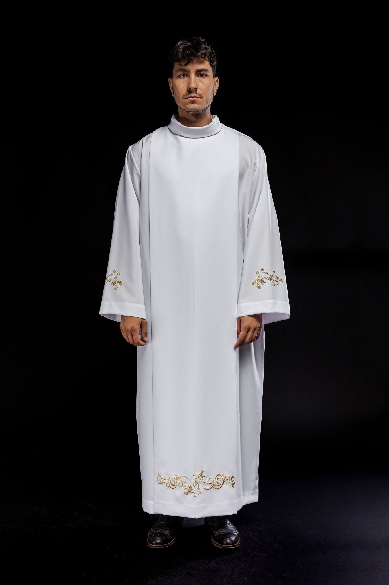 Camice clericale liscio con collo alto bianco, ricami decorativi KAB/003/04/12 135cm/164cm - PERILPRETE.IT