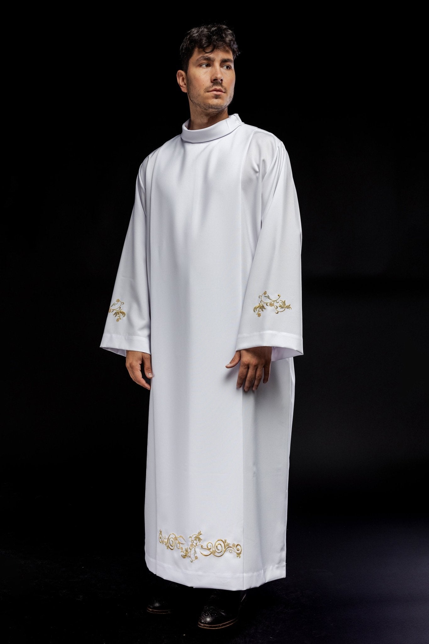 Camice clericale liscio con collo alto bianco, ricami decorativi KAB/003/04/12 135cm/164cm - PERILPRETE.IT