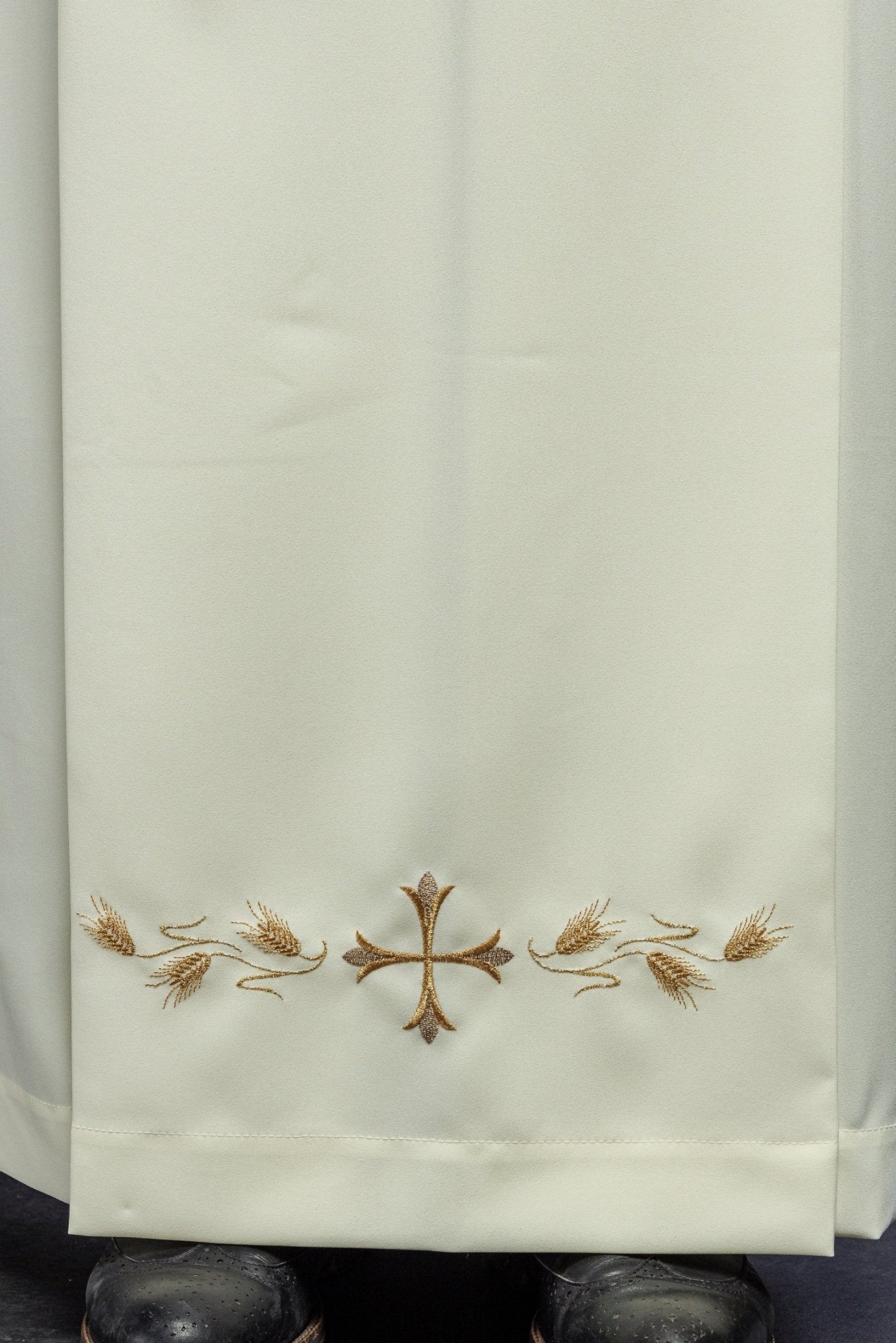 Camice Sacerdotale con collo alto e ricamo di croci ecru KAB/004/05/12 135cm/164cm - PERILPRETE.IT