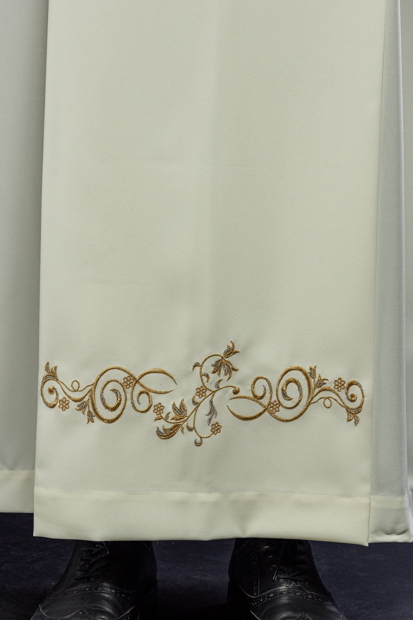 Camice Sacerdotale con collo alto Ecru ricamo decorativo KAB/003/05/12 135cm/164cm - PERILPRETE.IT