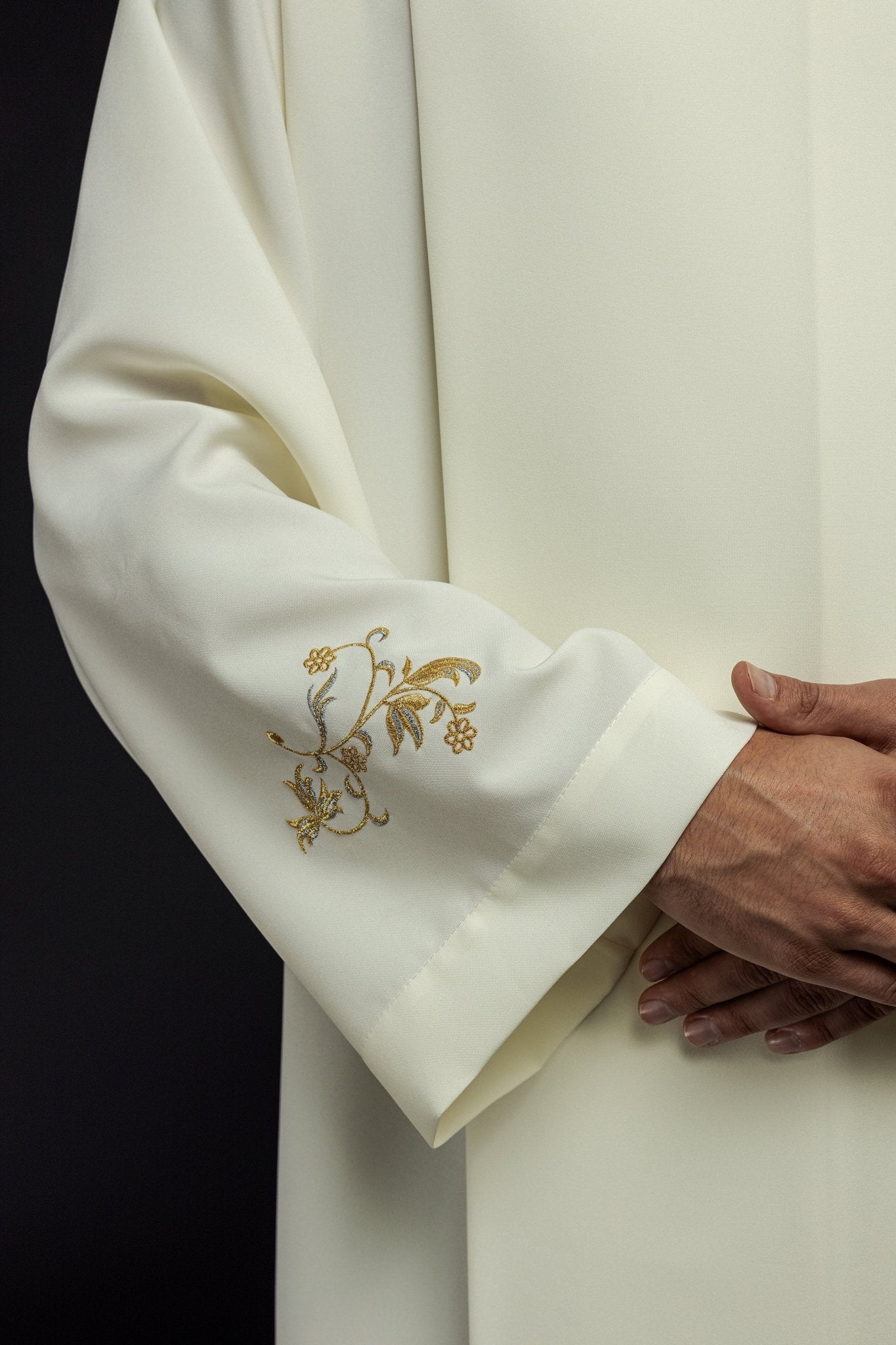 Camice Sacerdotale con collo alto Ecru ricamo decorativo KAB/003/05/12 135cm/164cm - PERILPRETE.IT