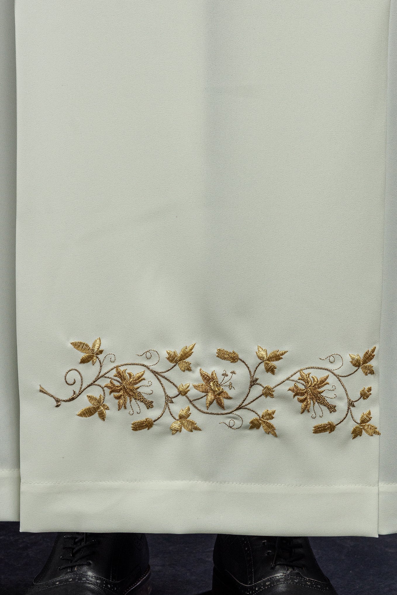 Camice Sacerdotale ricamato con collo alto Ecru KAB/005/05/12 135cm/164cm - PERILPRETE.IT