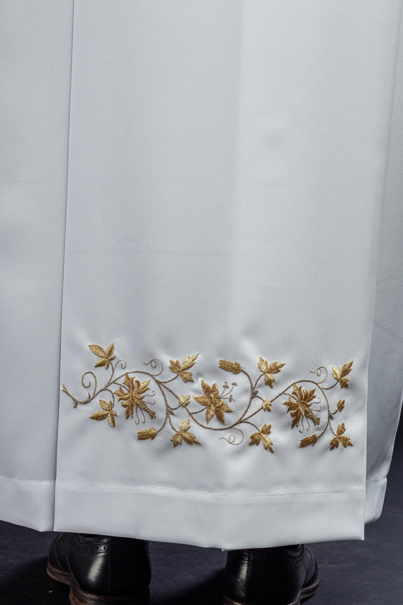 Camice sacerdotale ricamato con dolcevita bianco KAB/005/04/12 135cm/164cm - PERILPRETE.IT