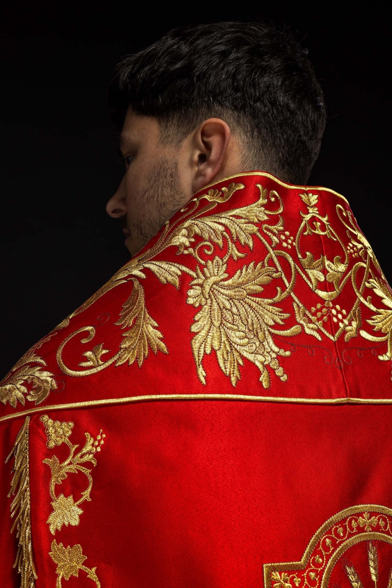 Cappellino romano satinato, rosso, con cuore di Gesù ricamato KKP/026/02/20 150 cm - PERILPRETE.IT