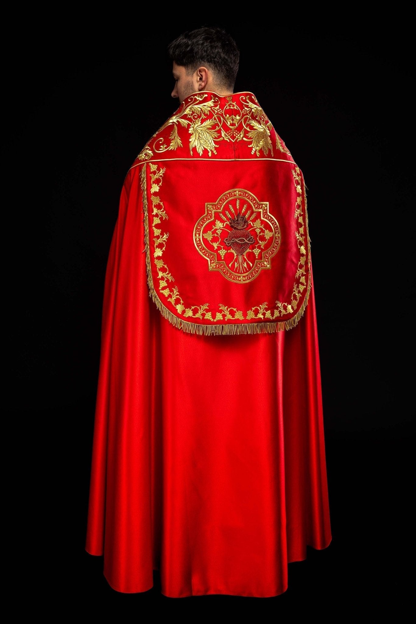 Cappellino romano satinato, rosso, con cuore di Gesù ricamato KKP/026/02/20 150 cm - PERILPRETE.IT