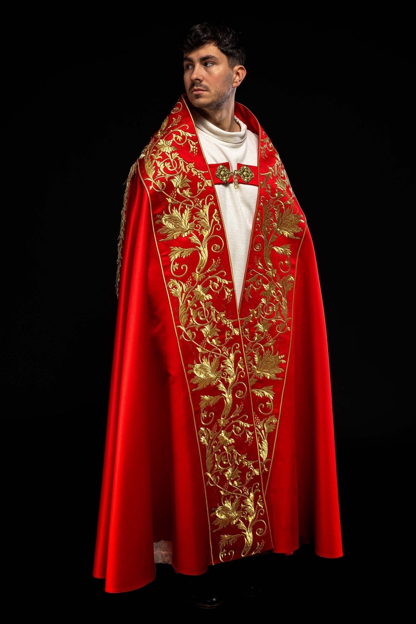 Cappellino romano satinato, rosso, con cuore di Gesù ricamato KKP/026/02/20 150 cm - PERILPRETE.IT