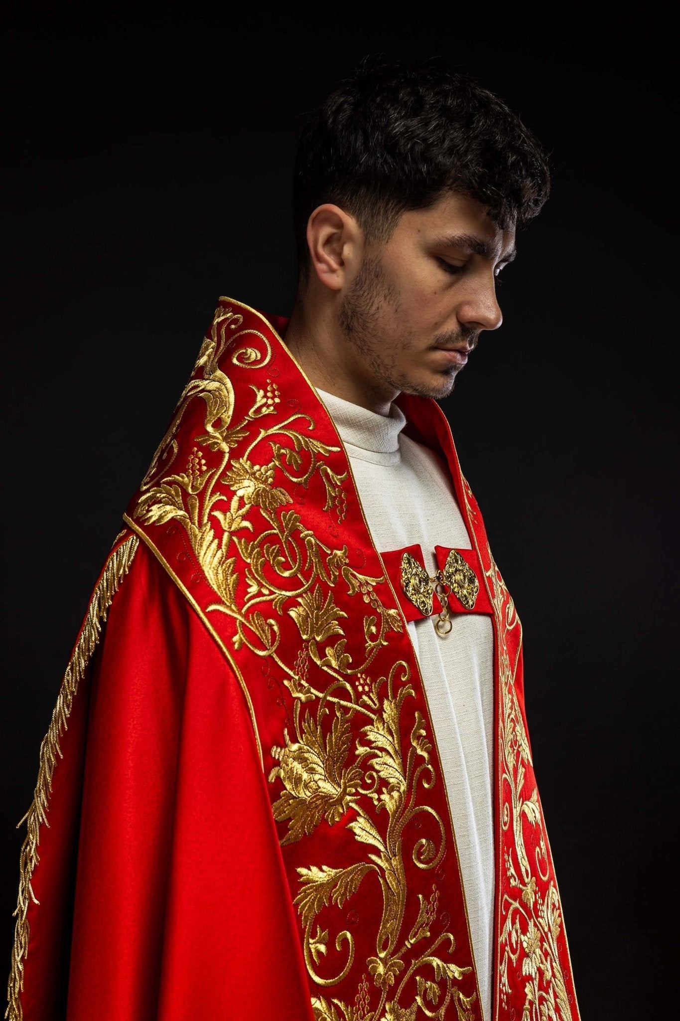 Cappellino romano satinato, rosso, con cuore di Gesù ricamato KKP/026/02/20 150 cm - PERILPRETE.IT