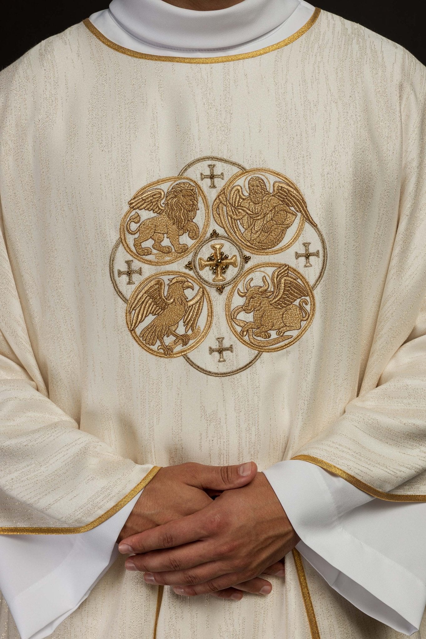 Casula bianca con ricamo dei 4 Evangelisti su tessuto decorativo KOA/005/05/99 - PERILPRETE.IT