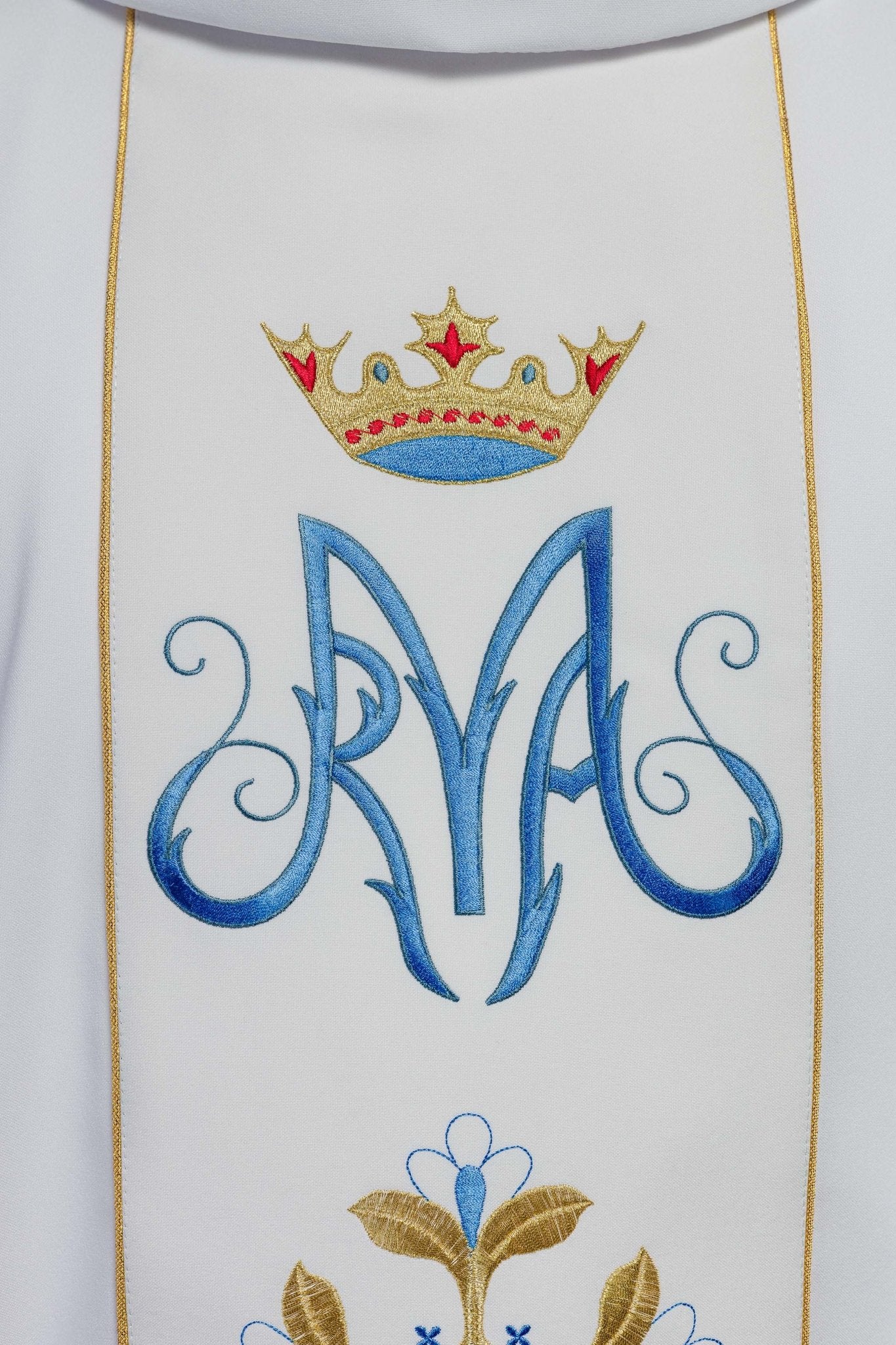 Casula Bianca con stolone ricamato con Monogramma Mariano in blu KOR/128/04/01 BIAŁY - PERILPRETE.IT
