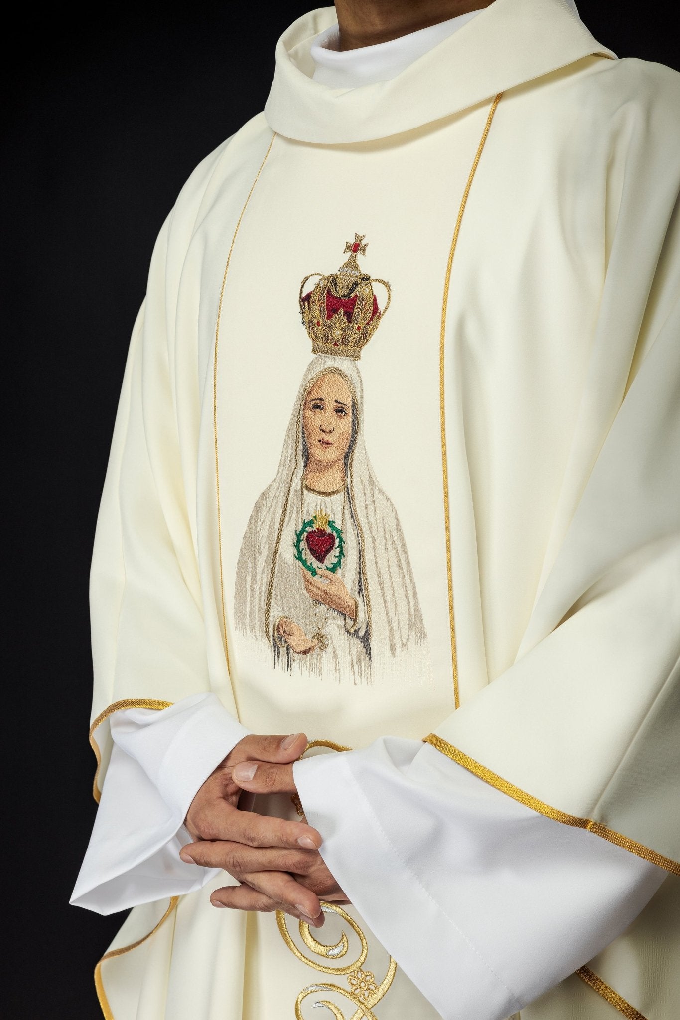 Casula bianco con ricamata l'immagine della Madonna di Fatima KOW2/004/05/01 - PERILPRETE.IT