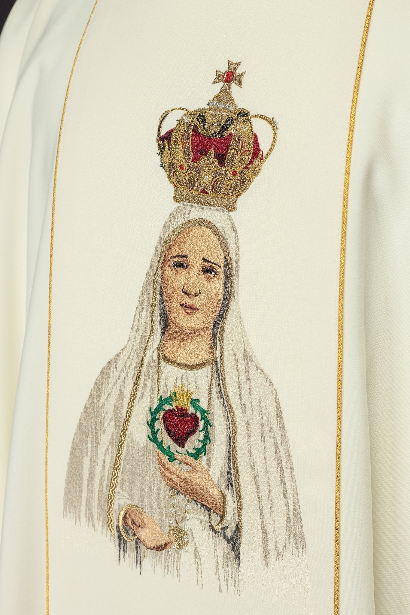 Casula bianco con ricamata l'immagine della Madonna di Fatima KOW2/004/05/01 - PERILPRETE.IT