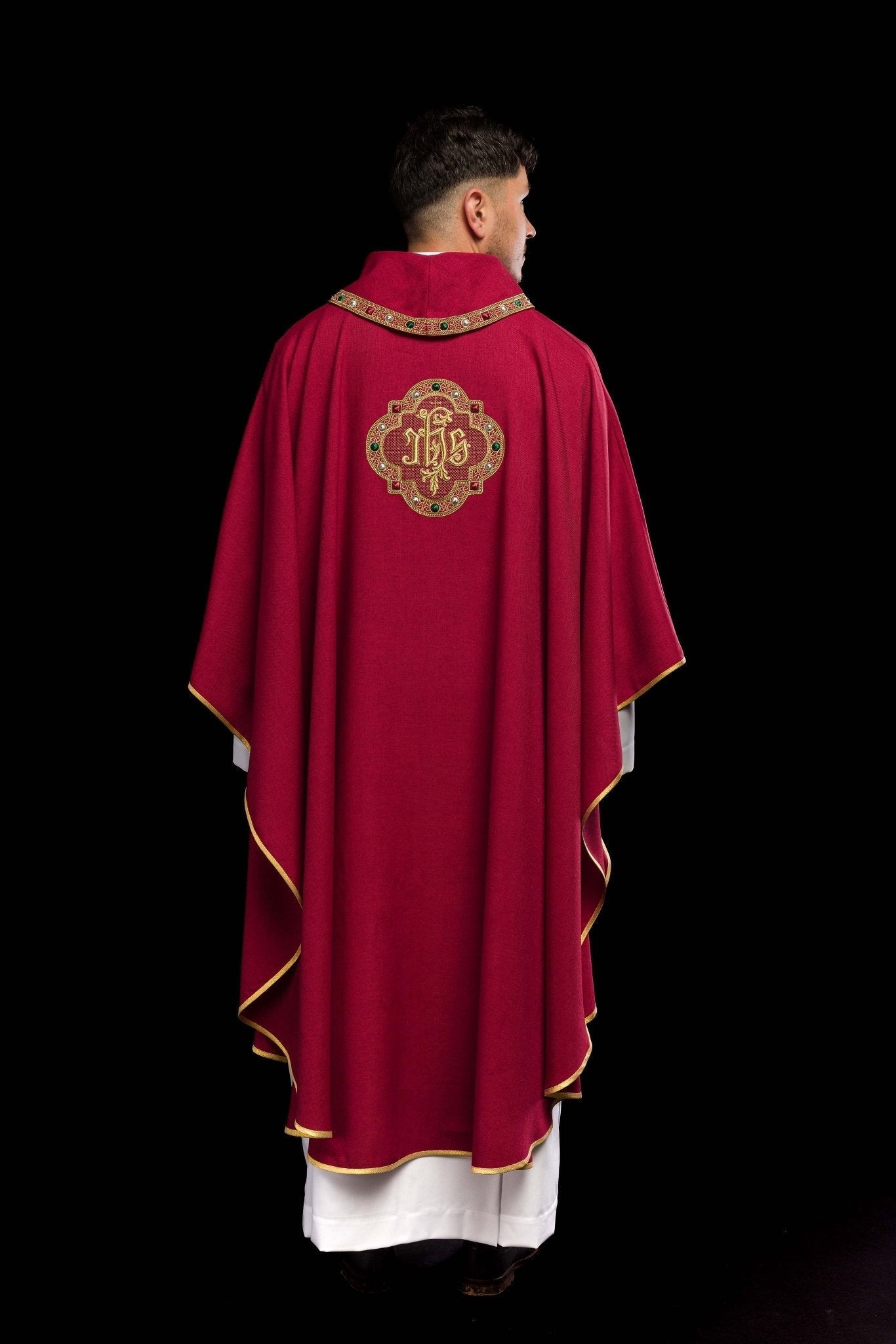 Casula classico in rosso con motivo JHS e colletto decorativo S - 7073 - 02 - 70 - PERILPRETE.IT