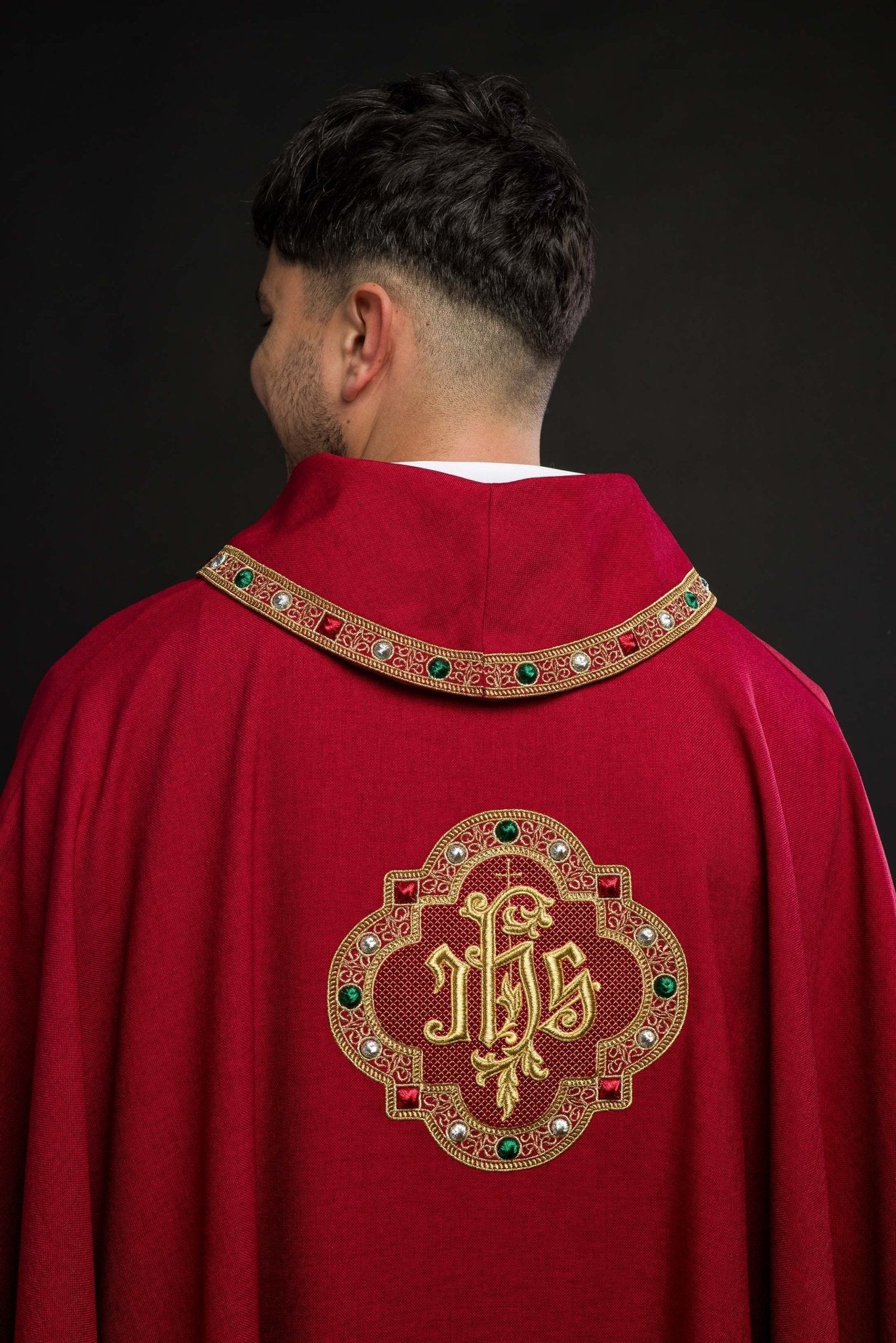 Casula classico in rosso con motivo JHS e colletto decorativo S - 7073 - 02 - 70 - PERILPRETE.IT