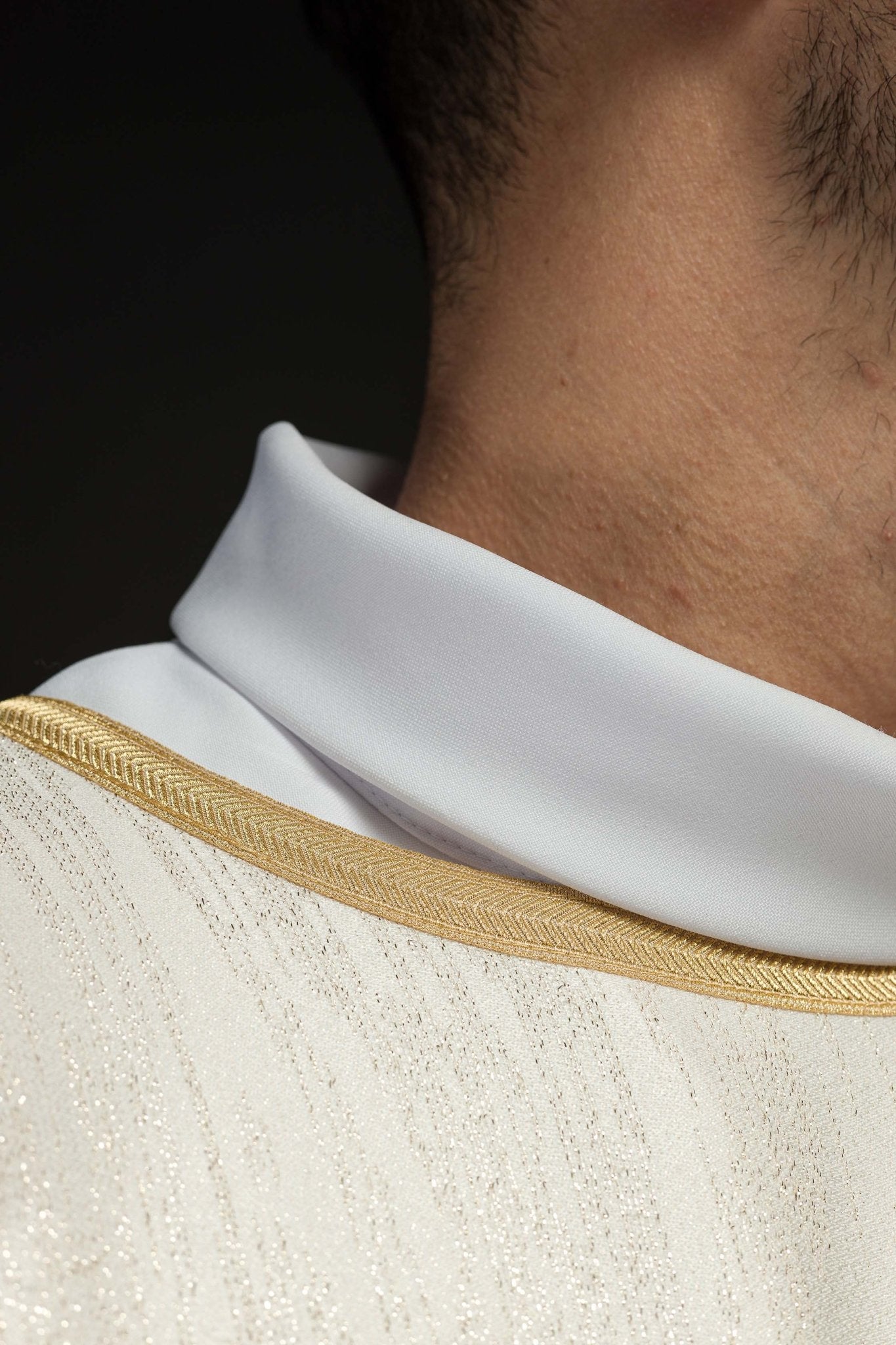 Casula color ecru con motivo mariano ricamato su tessuto decorativo KOA/004/05/99 - PERILPRETE.IT