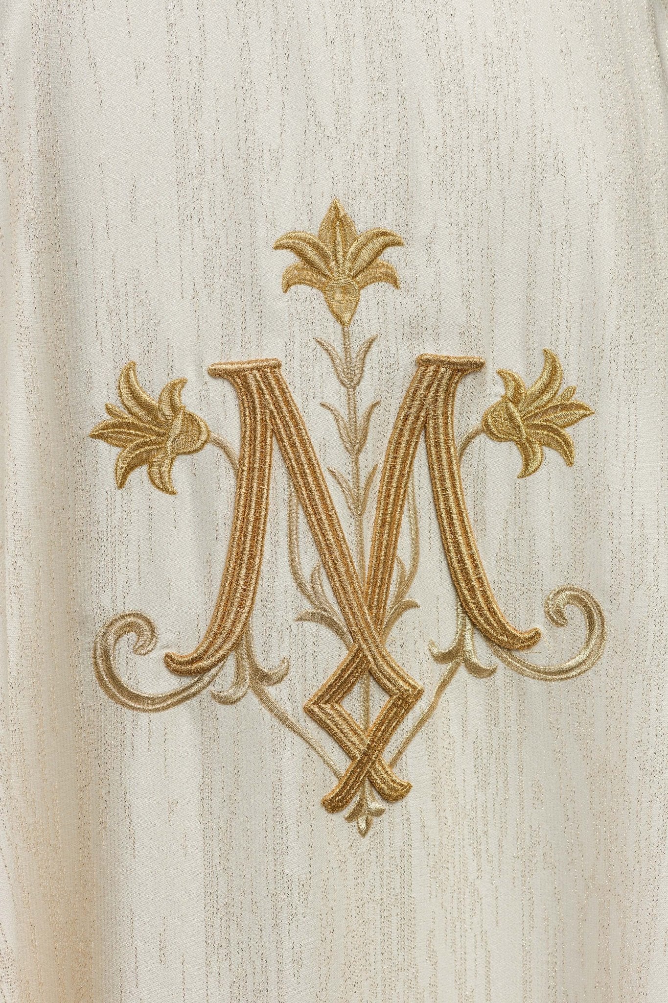 Casula color ecru con motivo mariano ricamato su tessuto decorativo KOA/004/05/99 - PERILPRETE.IT