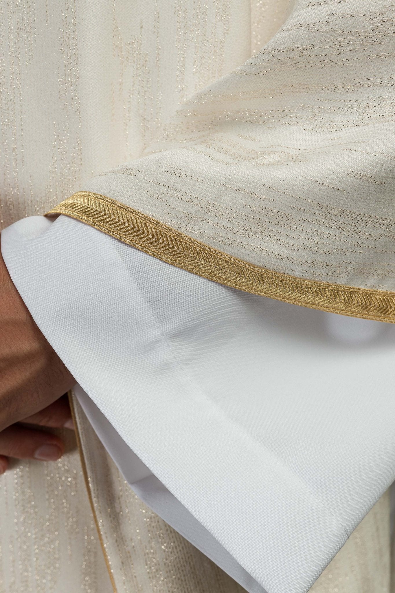 Casula color ecru con motivo mariano ricamato su tessuto decorativo KOA/004/05/99 - PERILPRETE.IT