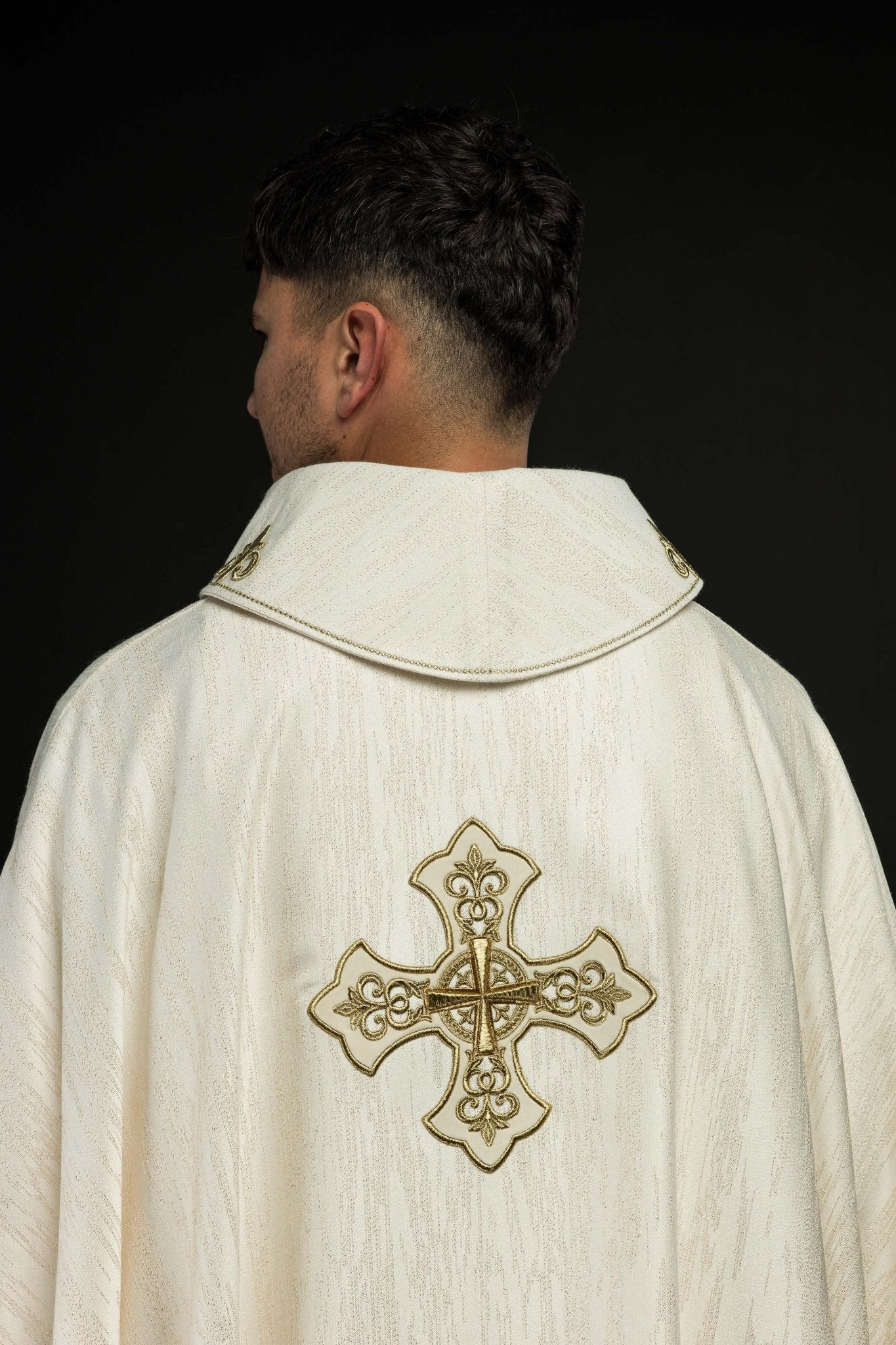 Casula color ecru con motivo ricamato della croce su tessuto decorativo LE/7036/05 - PERILPRETE.IT