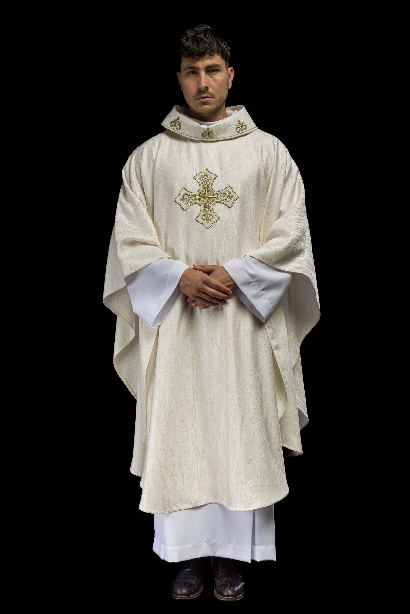 Casula color ecru con motivo ricamato della croce su tessuto decorativo LE/7036/05 - PERILPRETE.IT