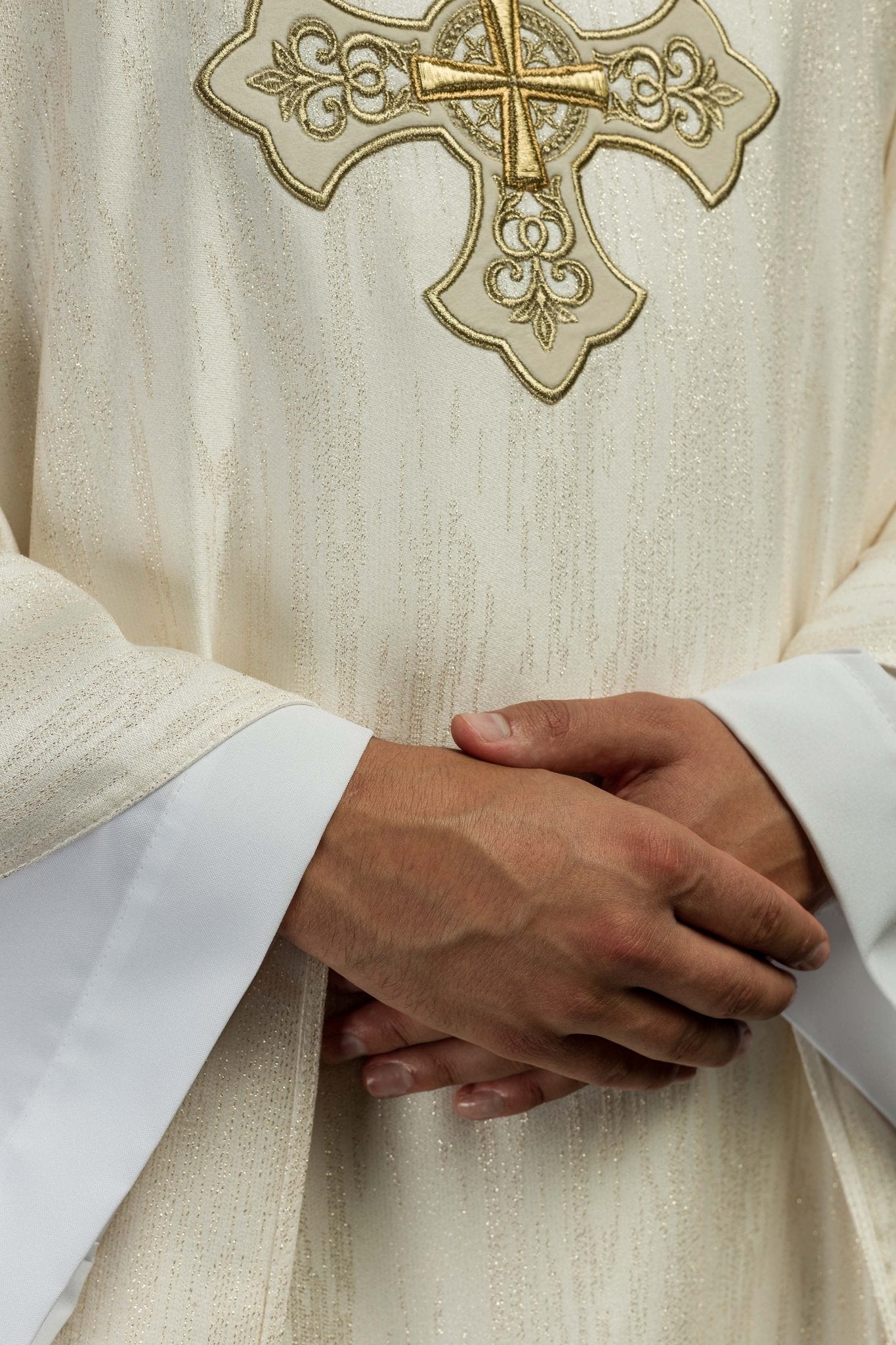 Casula color ecru con motivo ricamato della croce su tessuto decorativo LE/7036/05 - PERILPRETE.IT