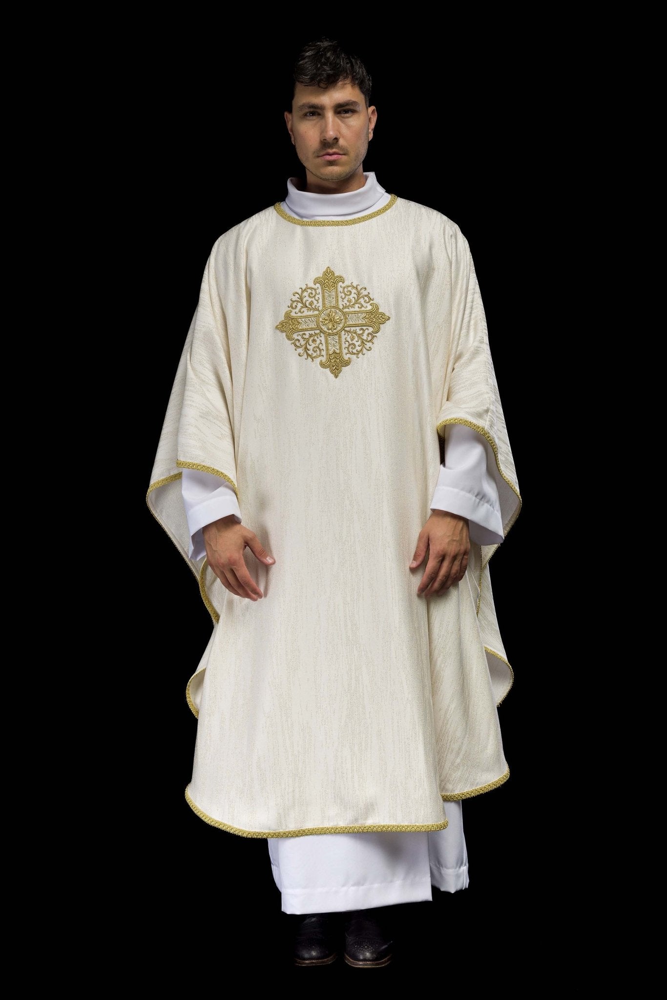 Casula color ecru con ricamo della croce su tessuto decorativo KOA/006/05/99 - PERILPRETE.IT