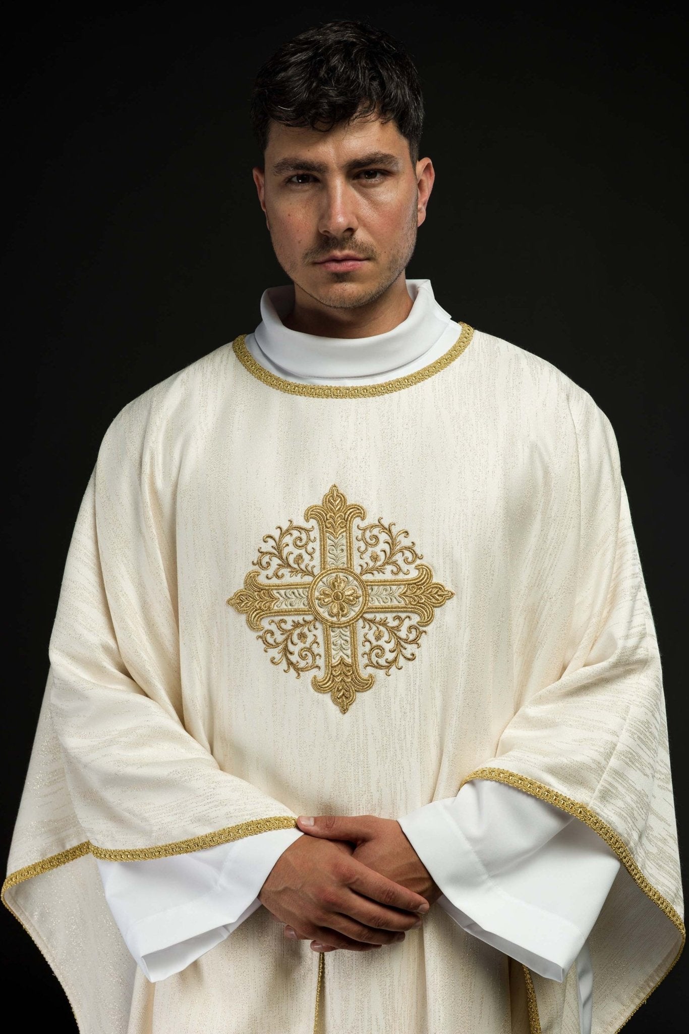 Casula color ecru con ricamo della croce su tessuto decorativo KOA/006/05/99 - PERILPRETE.IT