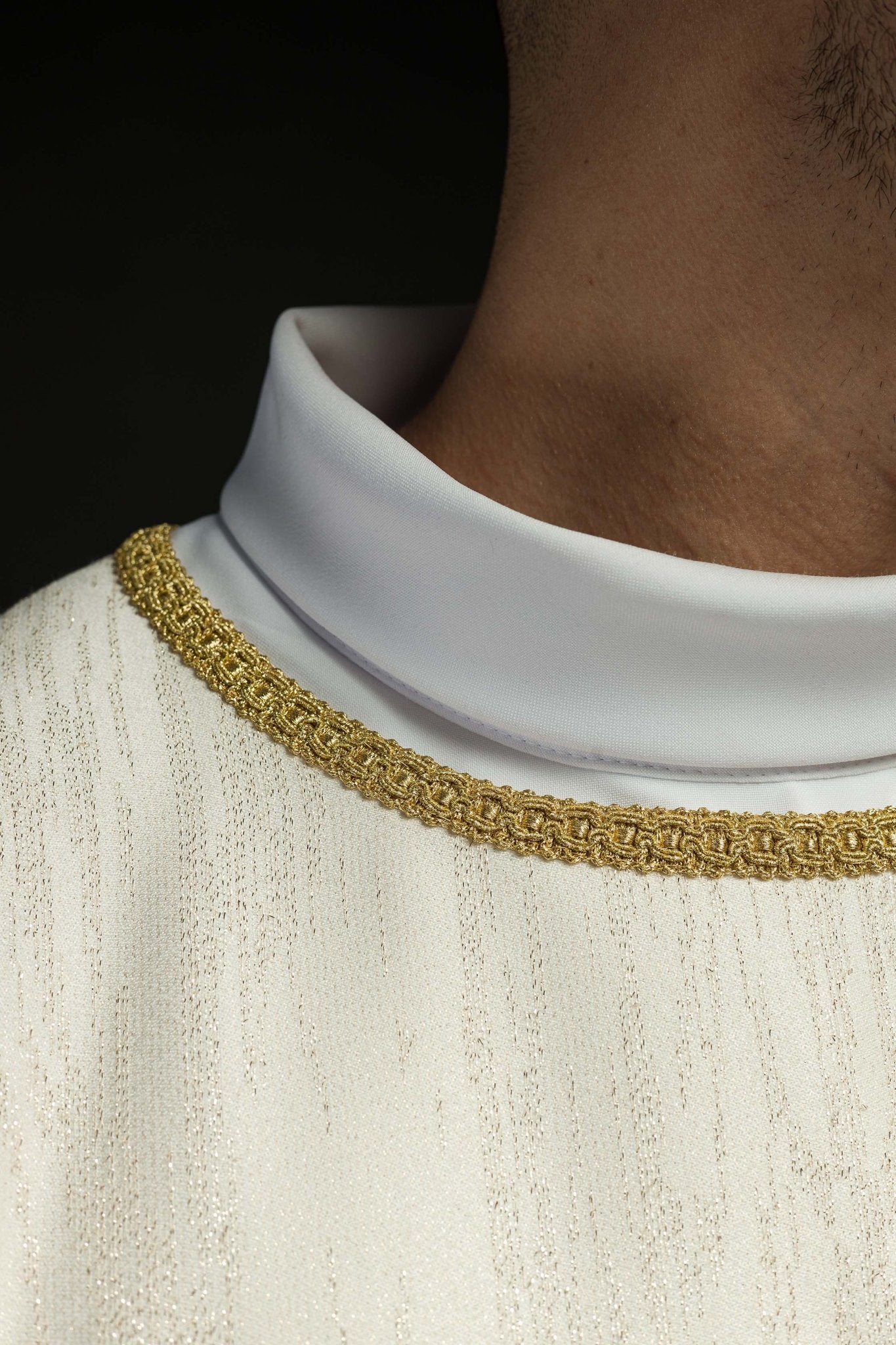 Casula color ecru con ricamo della croce su tessuto decorativo KOA/006/05/99 - PERILPRETE.IT