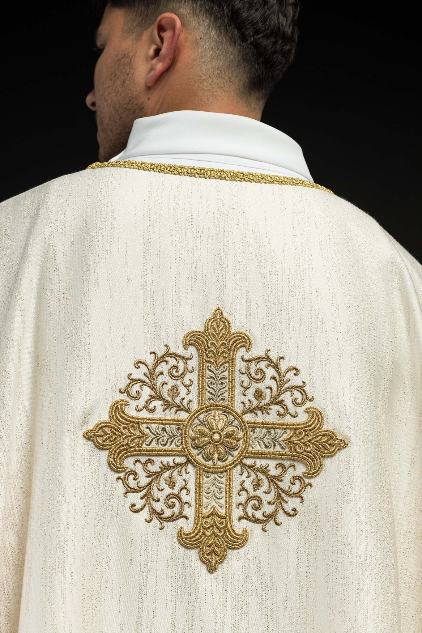 Casula color ecru con ricamo della croce su tessuto decorativo KOA/006/05/99 - PERILPRETE.IT