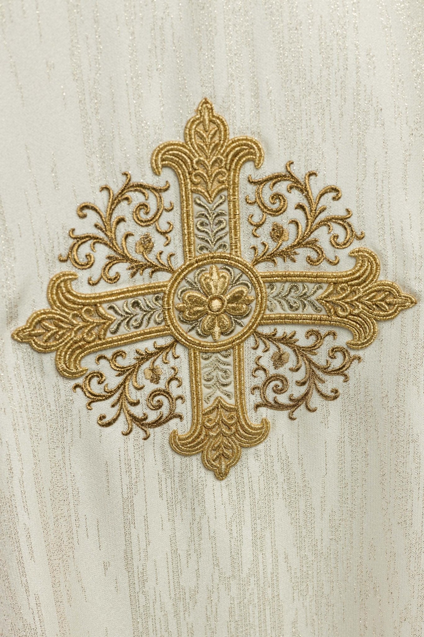 Casula color ecru con ricamo della croce su tessuto decorativo KOA/006/05/99 - PERILPRETE.IT