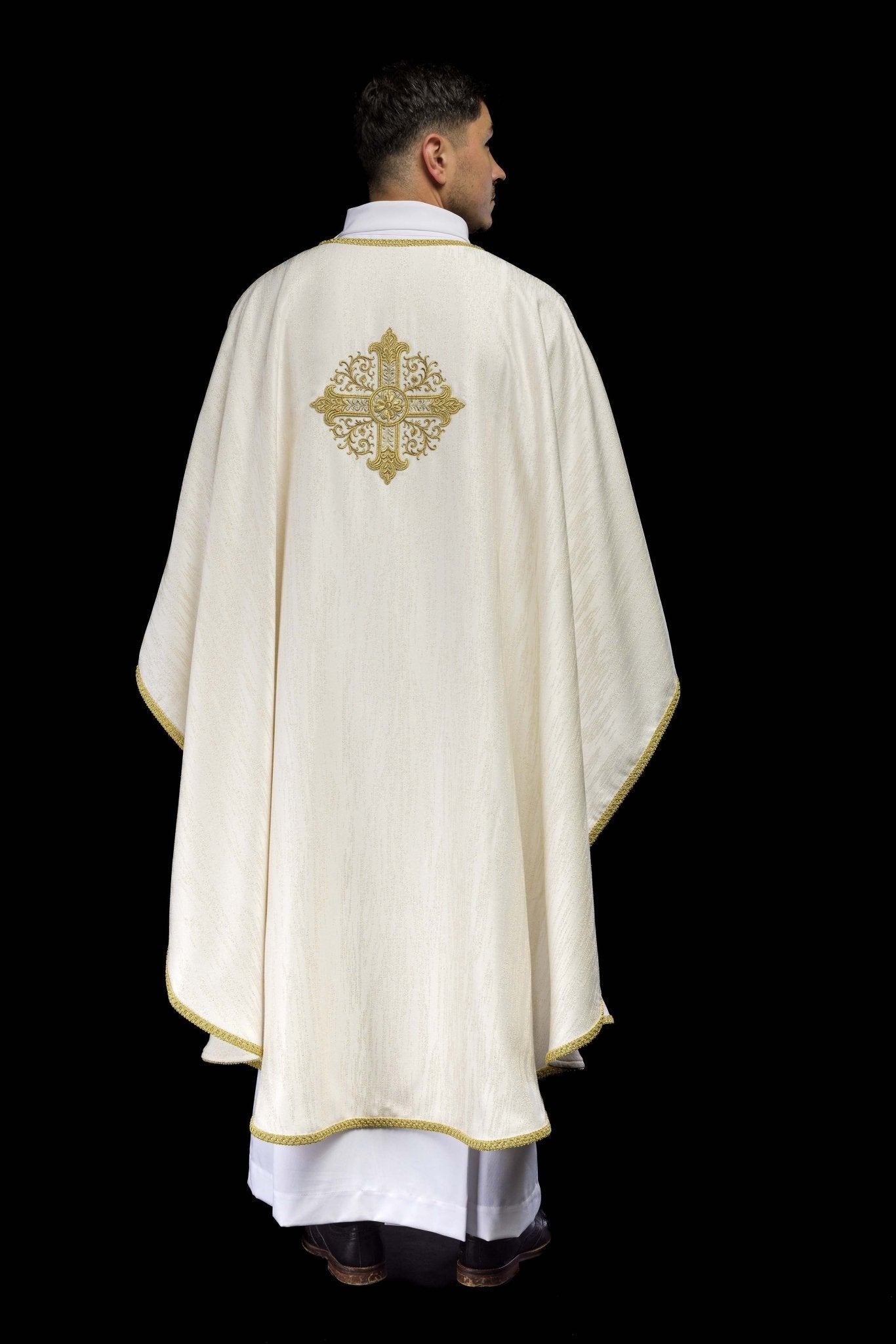 Casula color ecru con ricamo della croce su tessuto decorativo KOA/006/05/99 - PERILPRETE.IT