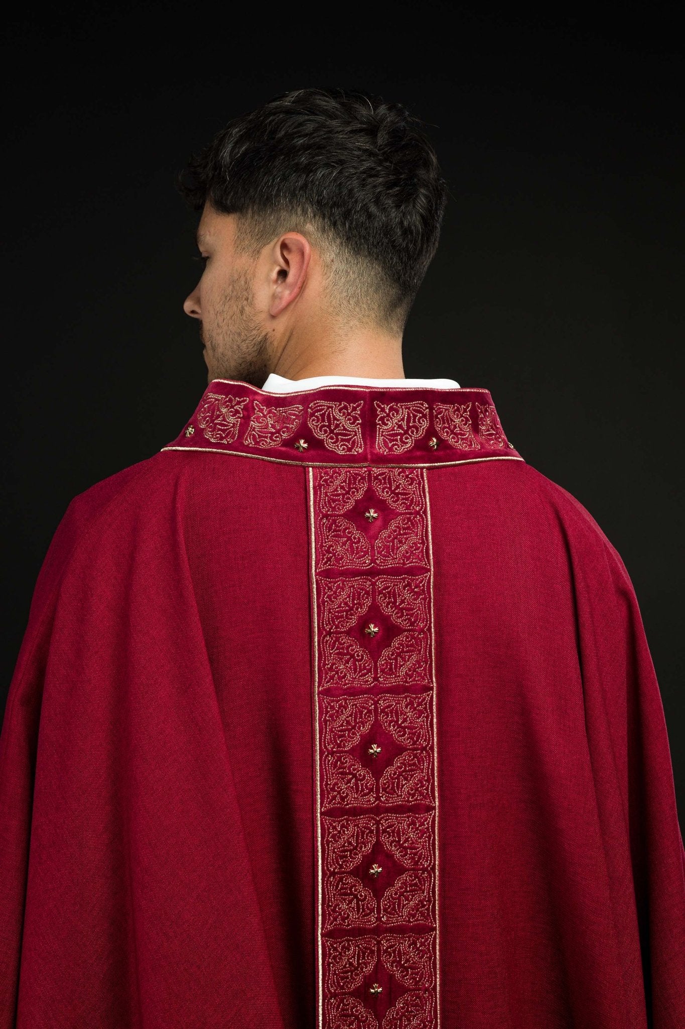 Casula con cintura e colletto riccamente ricamati in rosso S-7057-02-70 - PERILPRETE.IT