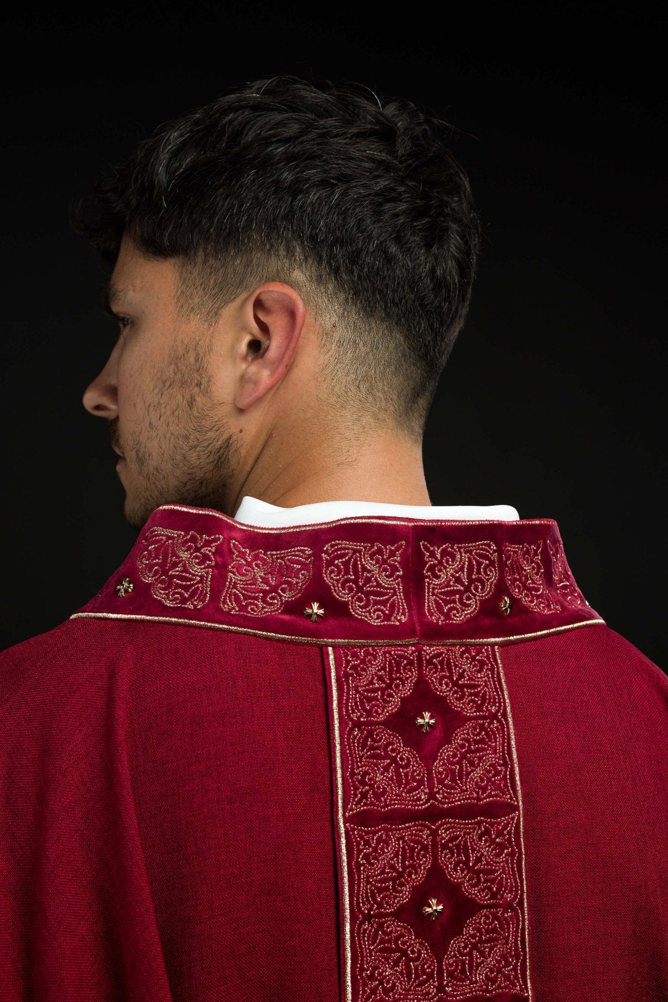 Casula con cintura e colletto riccamente ricamati in rosso S-7057-02-70 - PERILPRETE.IT